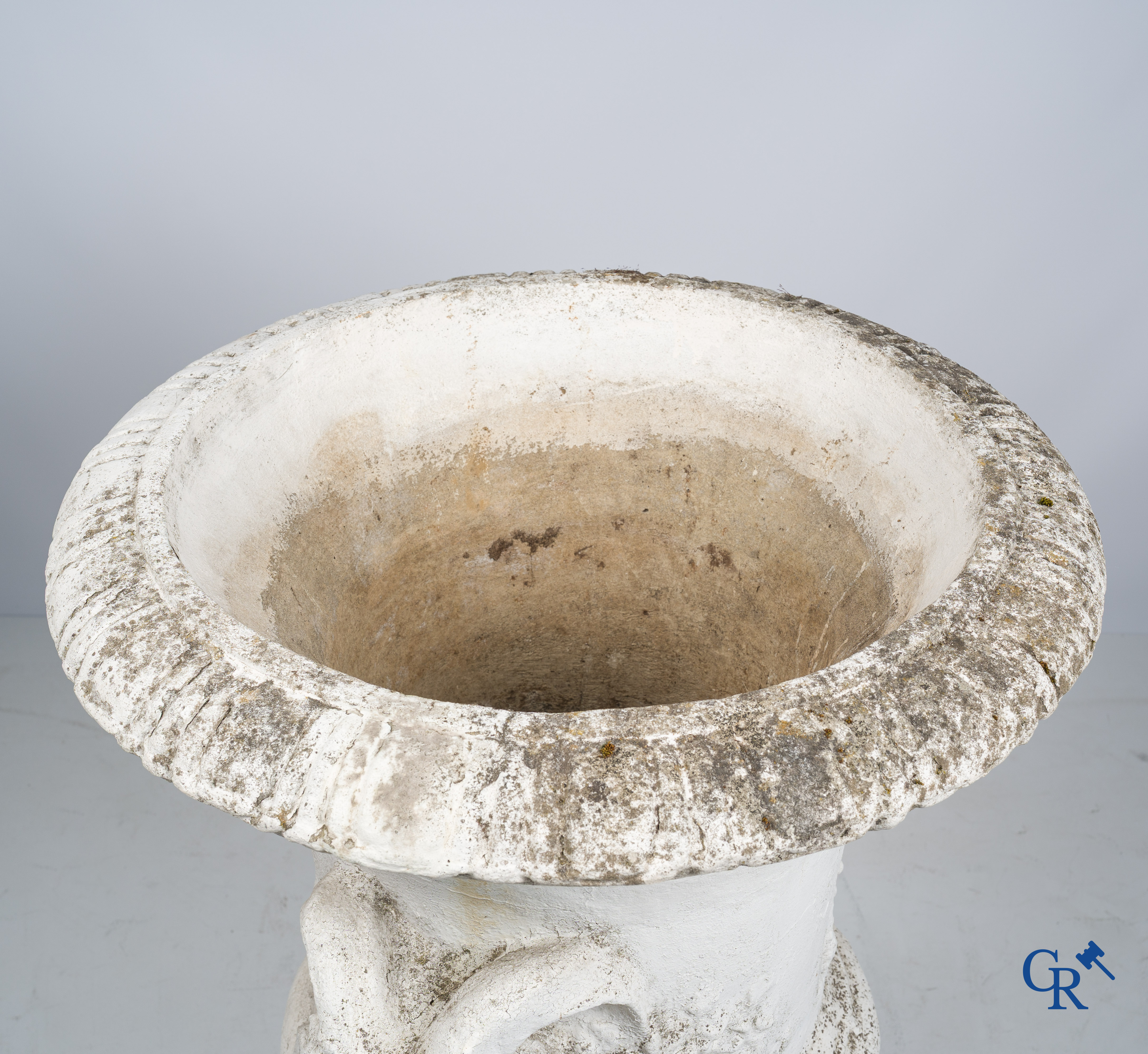 Tuindecoratie, een imposante tuinvaas in beton met saterkoppen. Oude patina, 19de eeuw.