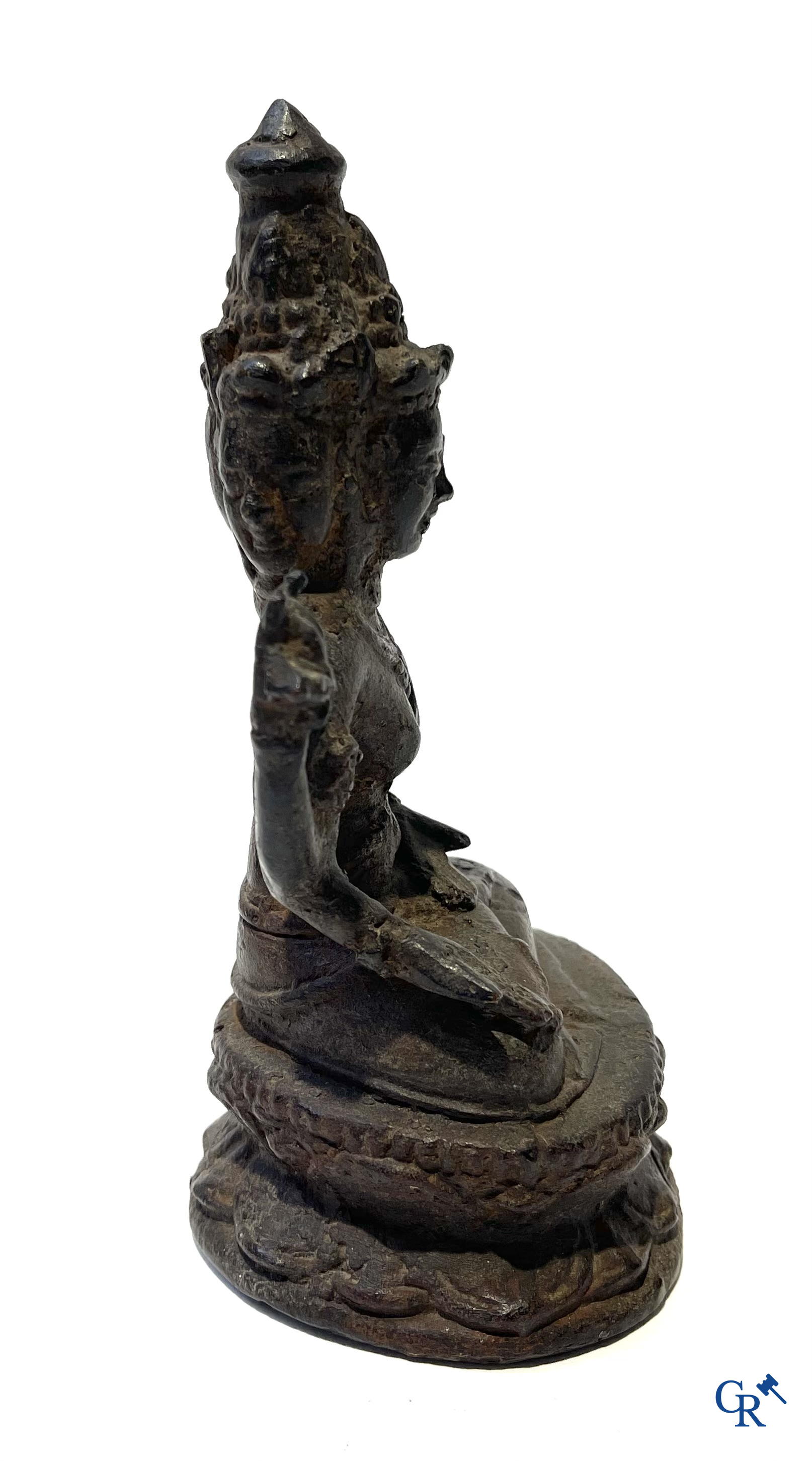 Aziatica. Een zilver, jade en filigraan dekselpot, 2 geëmailleerde filigraan Fo-honden en een bronzen boeddha.