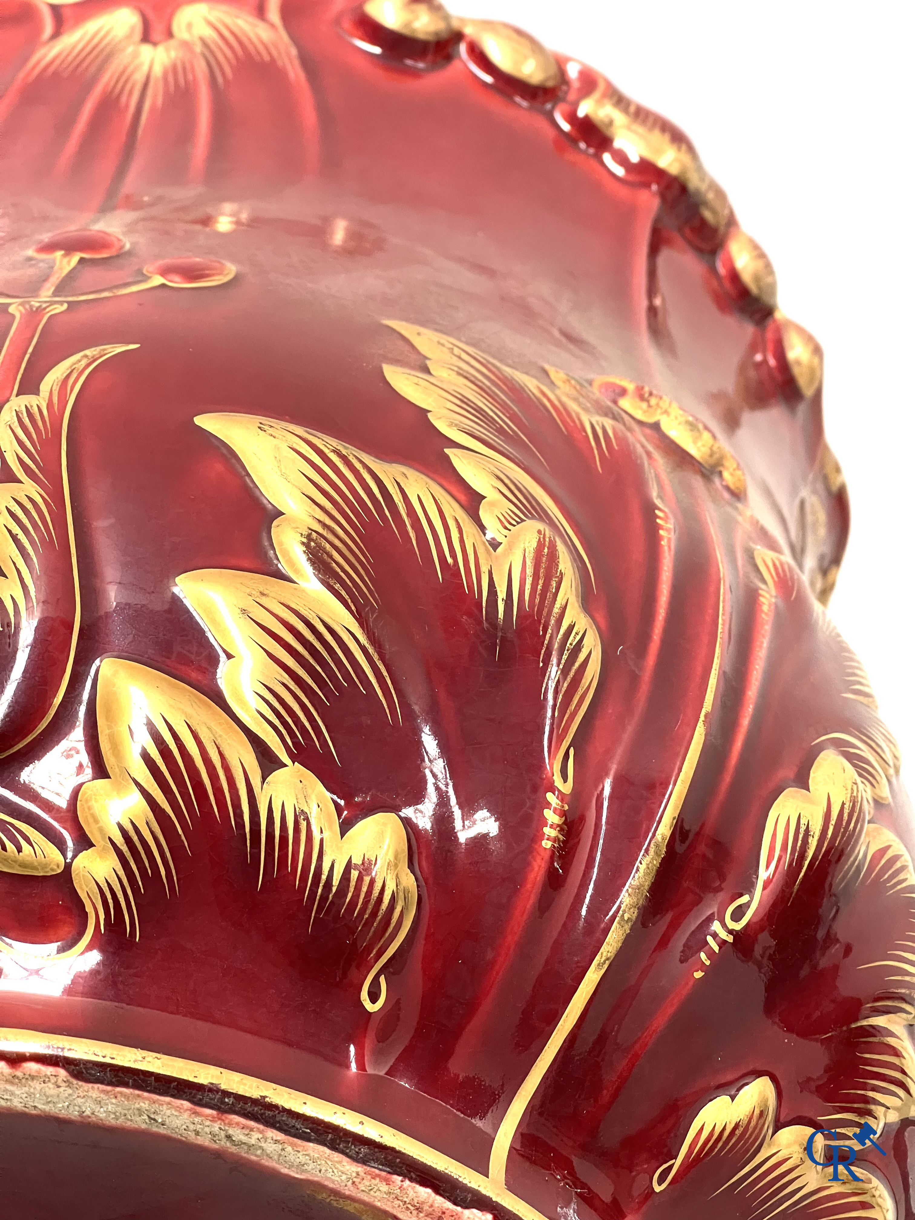 Art Nouveau, Sarreguemines. Een cache pot in geëmailleerde faience of barbotine op bijhorende staander. Circa 1910.