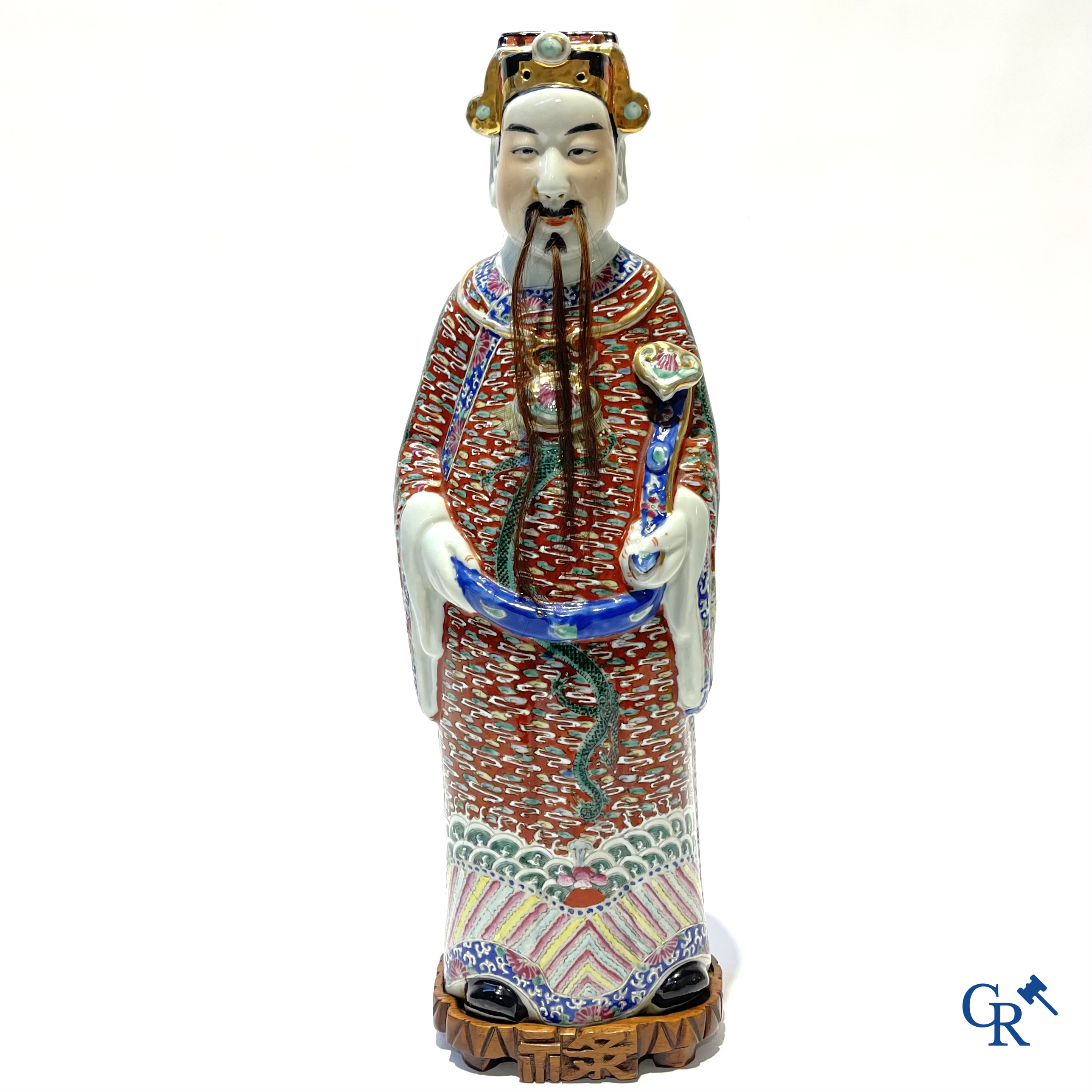 Aziatica. Een Chinese wijsheer in famille rose porselein op een houten sokkel. Gemerkt. 19de eeuw.