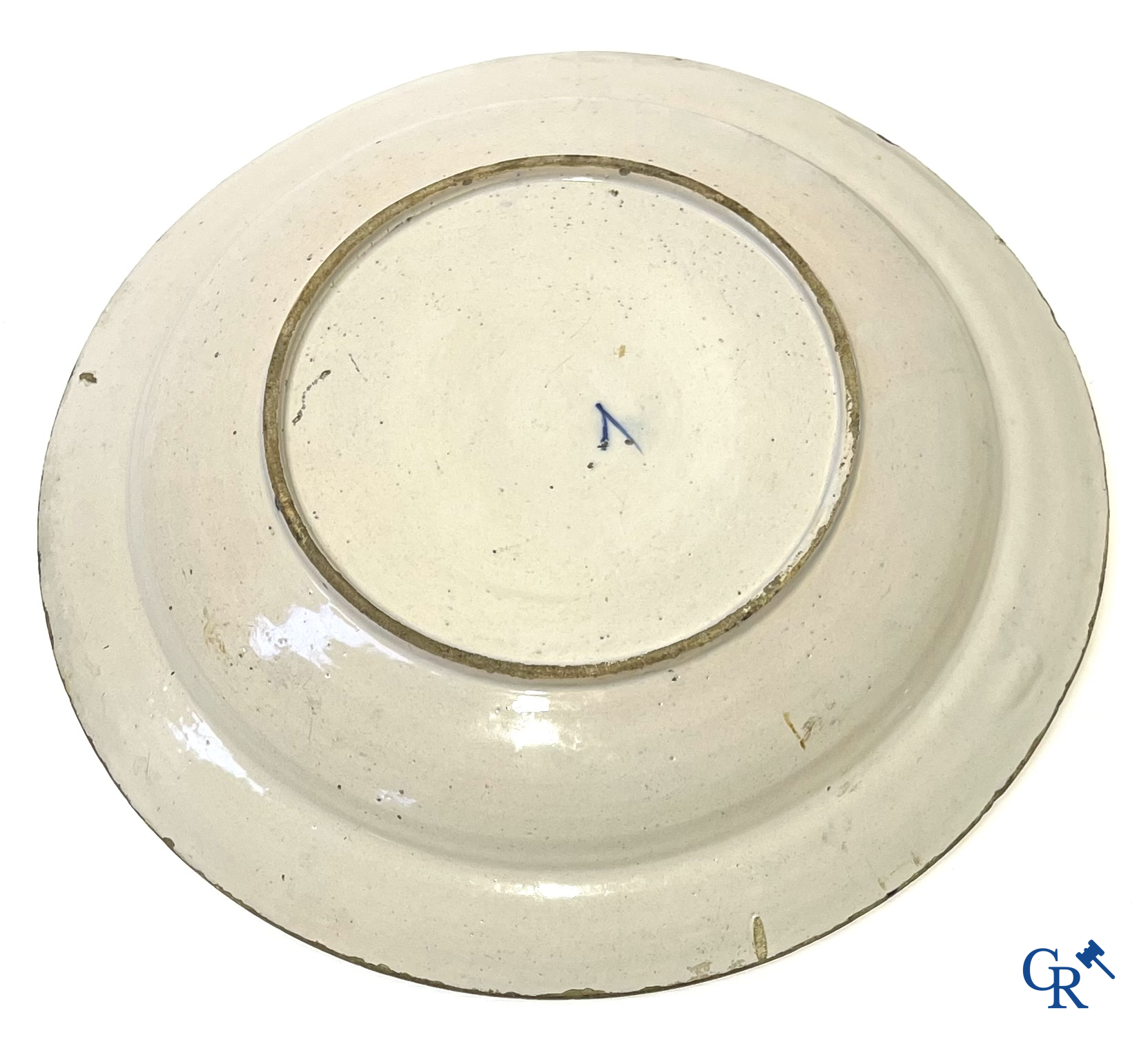 Delft. Een kavel van een paar bronzen kandelaars, 2 antieke Delftse schotel en 2 Delftse borden. 18e eeuw.