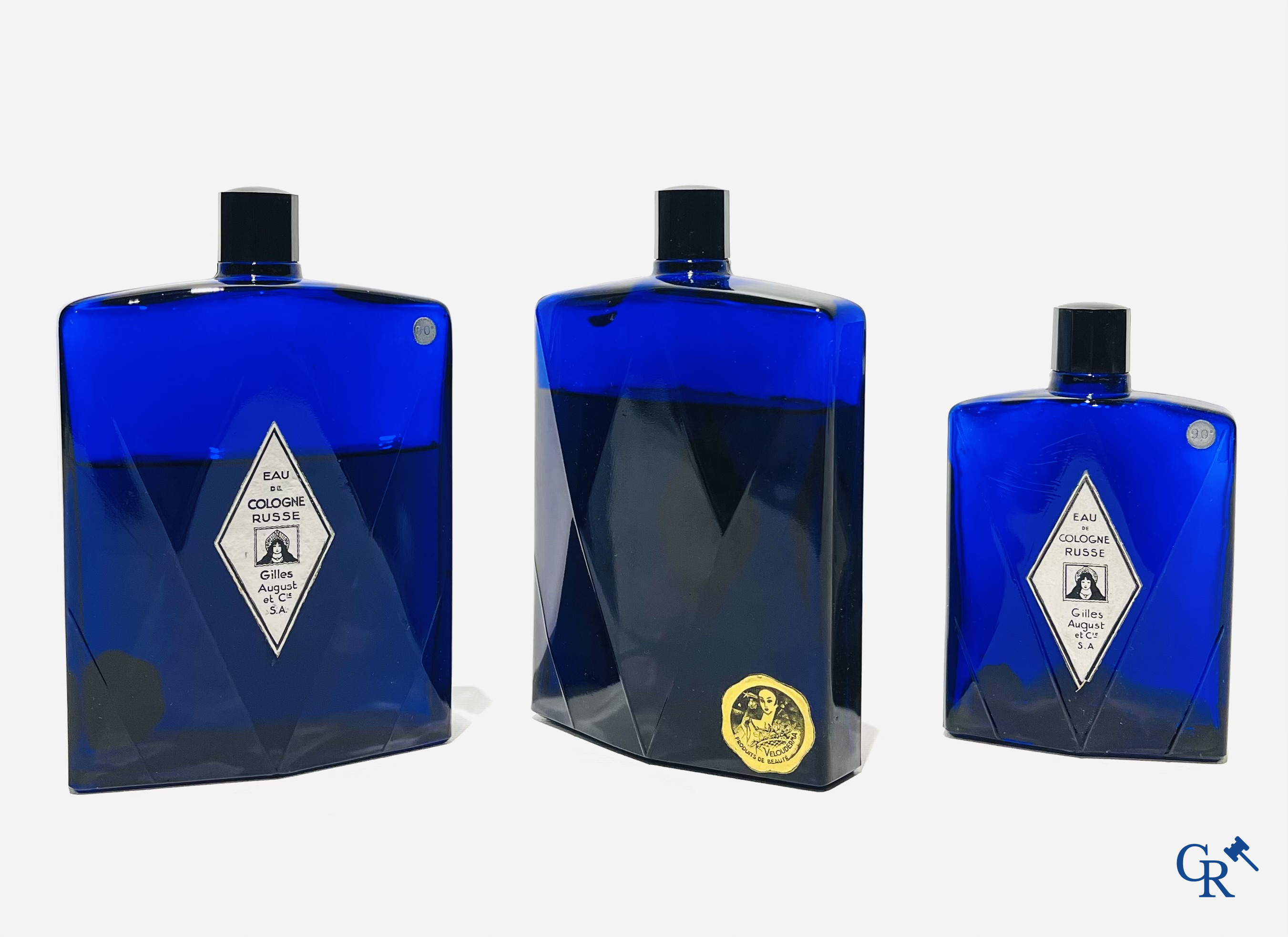 Art Deco. 3 saffier blauwe Eau de Cologne flessen voor Eau de Cologne Russe van Gilles August & Cie. Jaren '40.