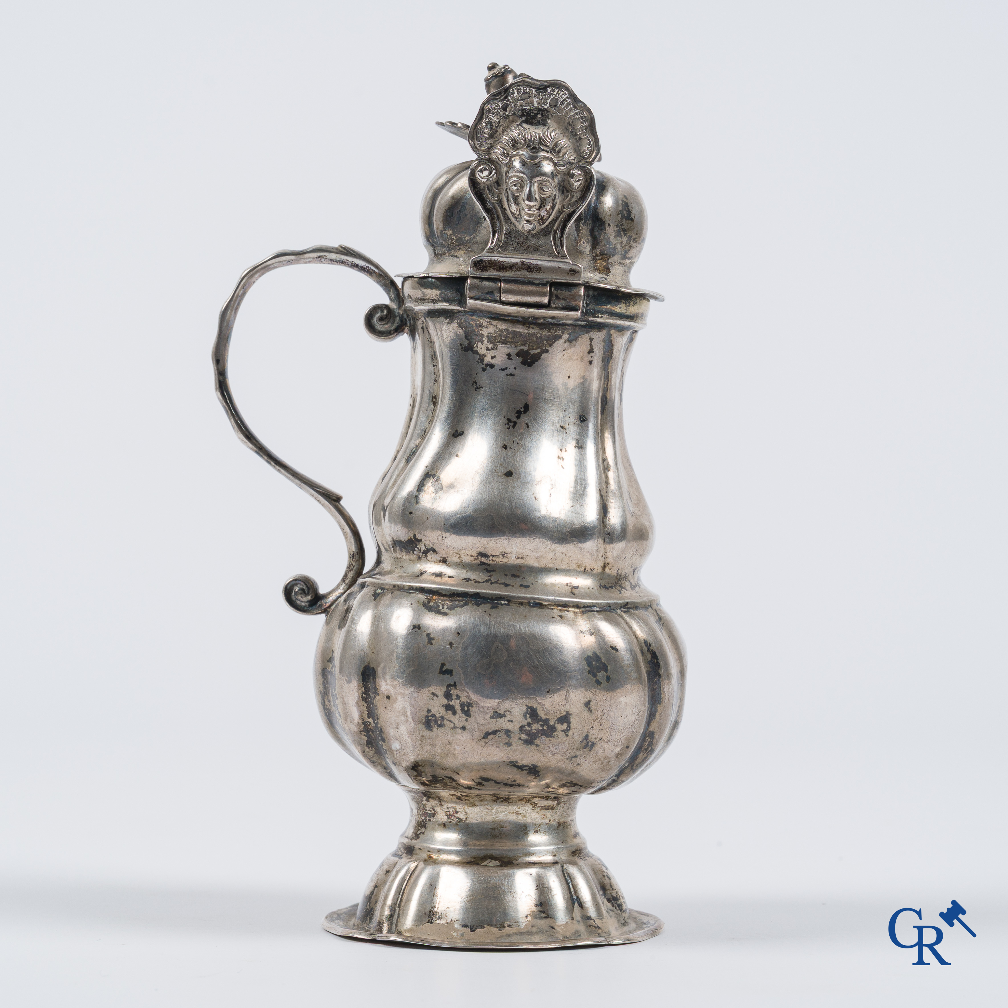 Zilver. Mosterdpot in zilver. Duimsteun met masker. Vermoedelijk België, 18e eeuw.