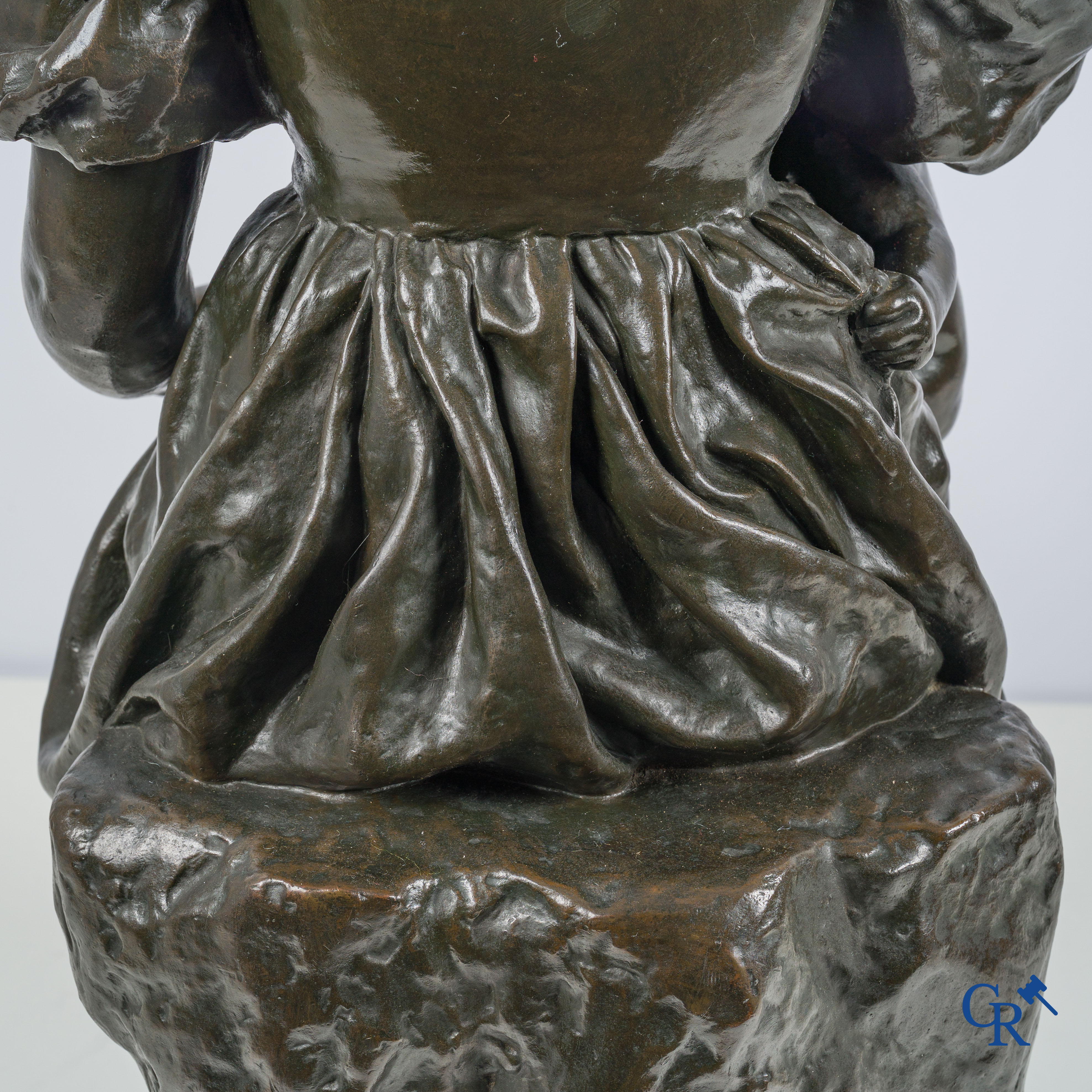 Paul Dubois (1829-1905) Maternité. Groot bronzen beeld met bruine patina. Gesigneerd P. Dubois, gieterij F. Barbedienne.