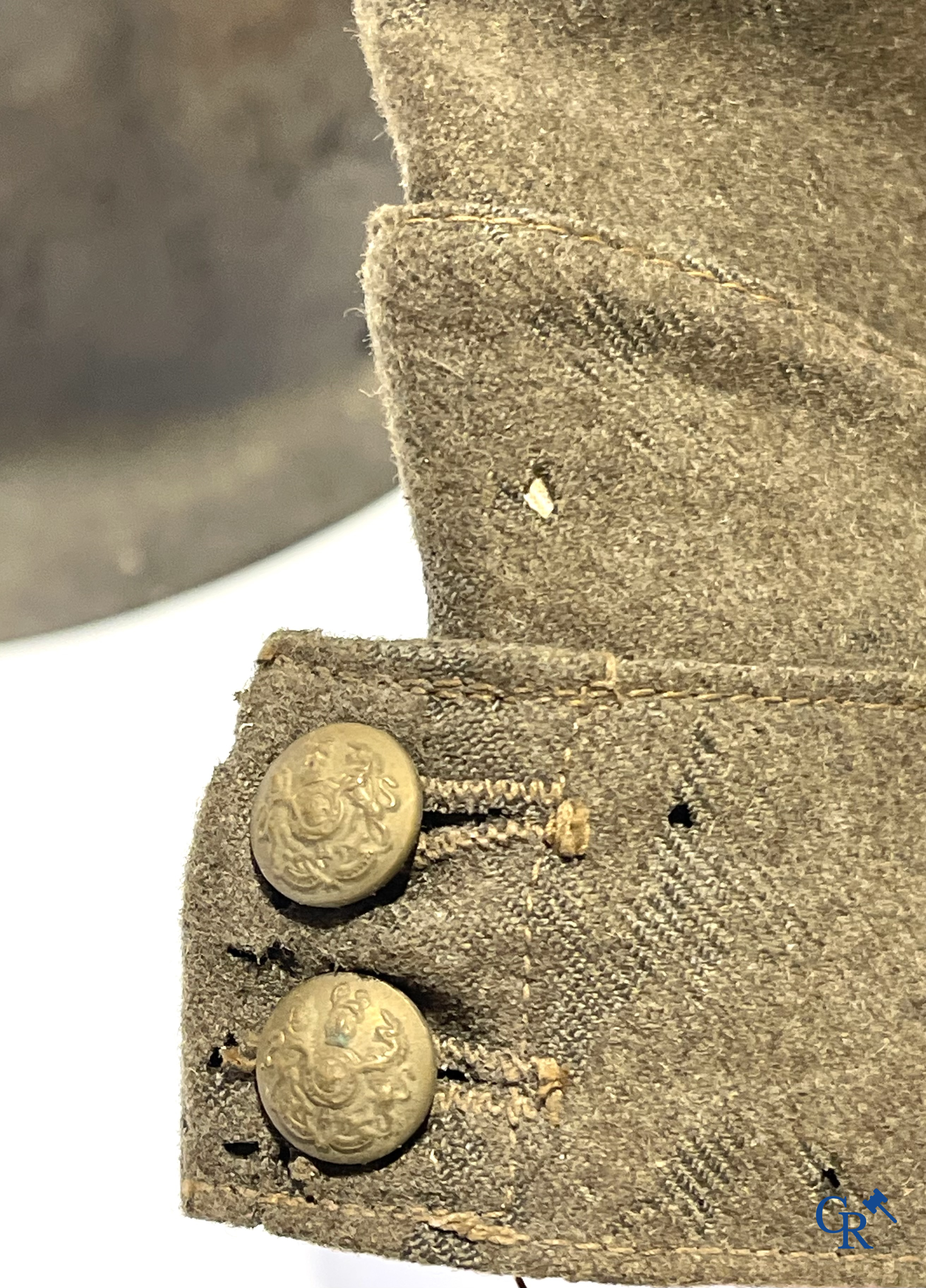 Militaria. Kavel van 5 militaire hoofddeksels, sommige WO II waaronder een officiers pet van The Headline Hat Co, 1941.