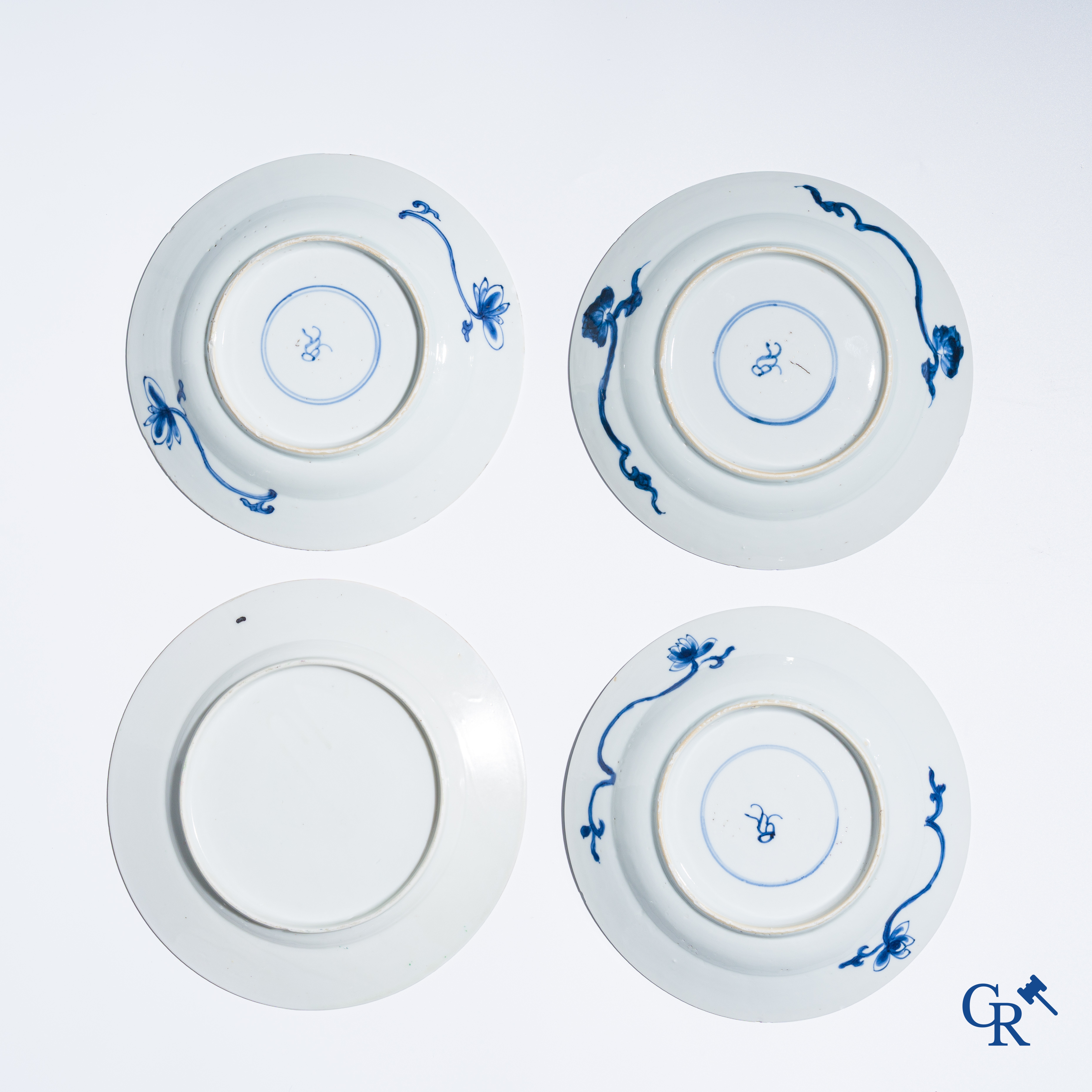 Aziatica. Een kavel van drie 18e Chinese blauw wit borden en een 19e eeuws famille rose bord.