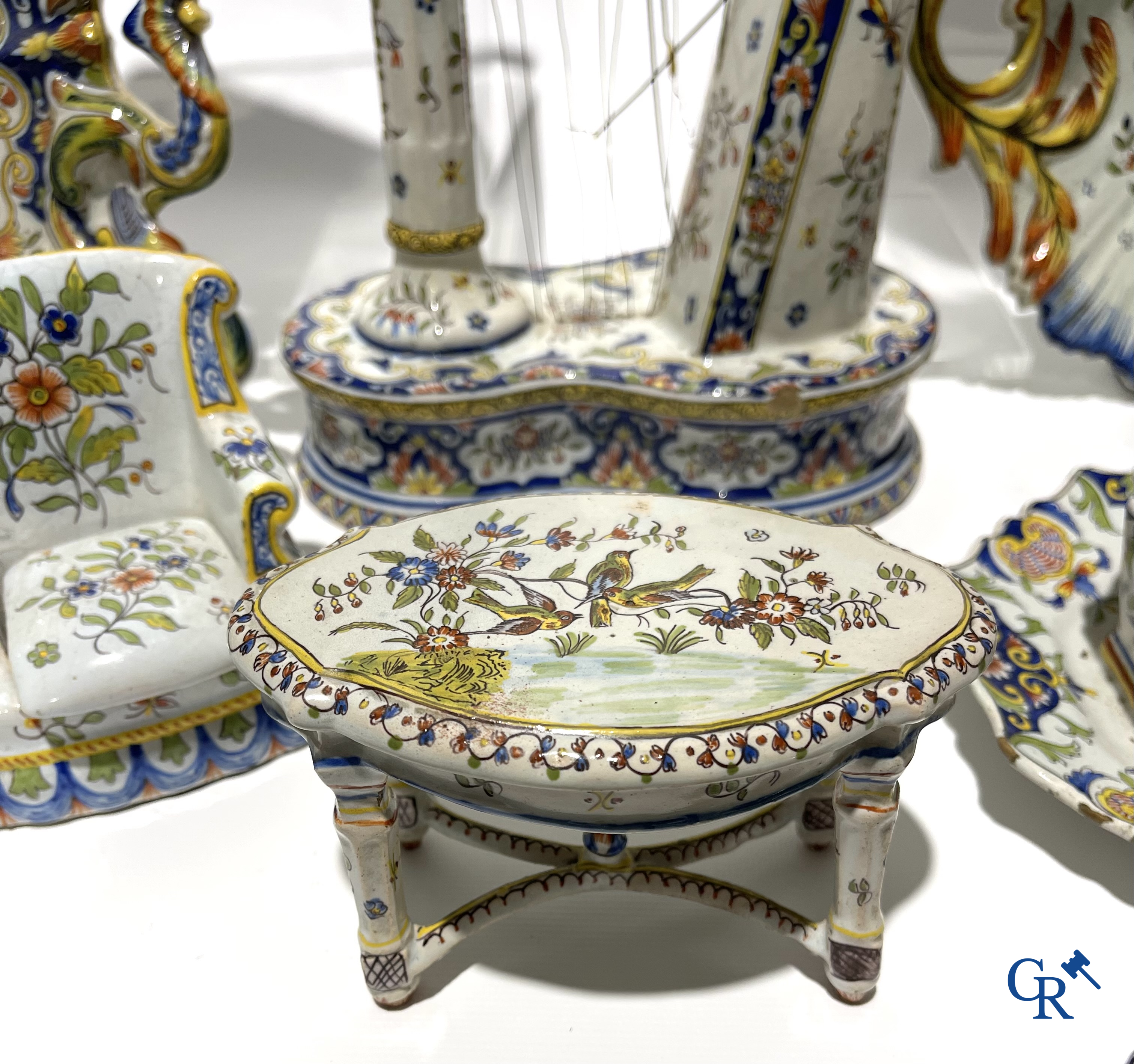 Faience van Rouen, Devres. Interessant en groot lot met diverse polychrome vormstukken. 19e eeuw.