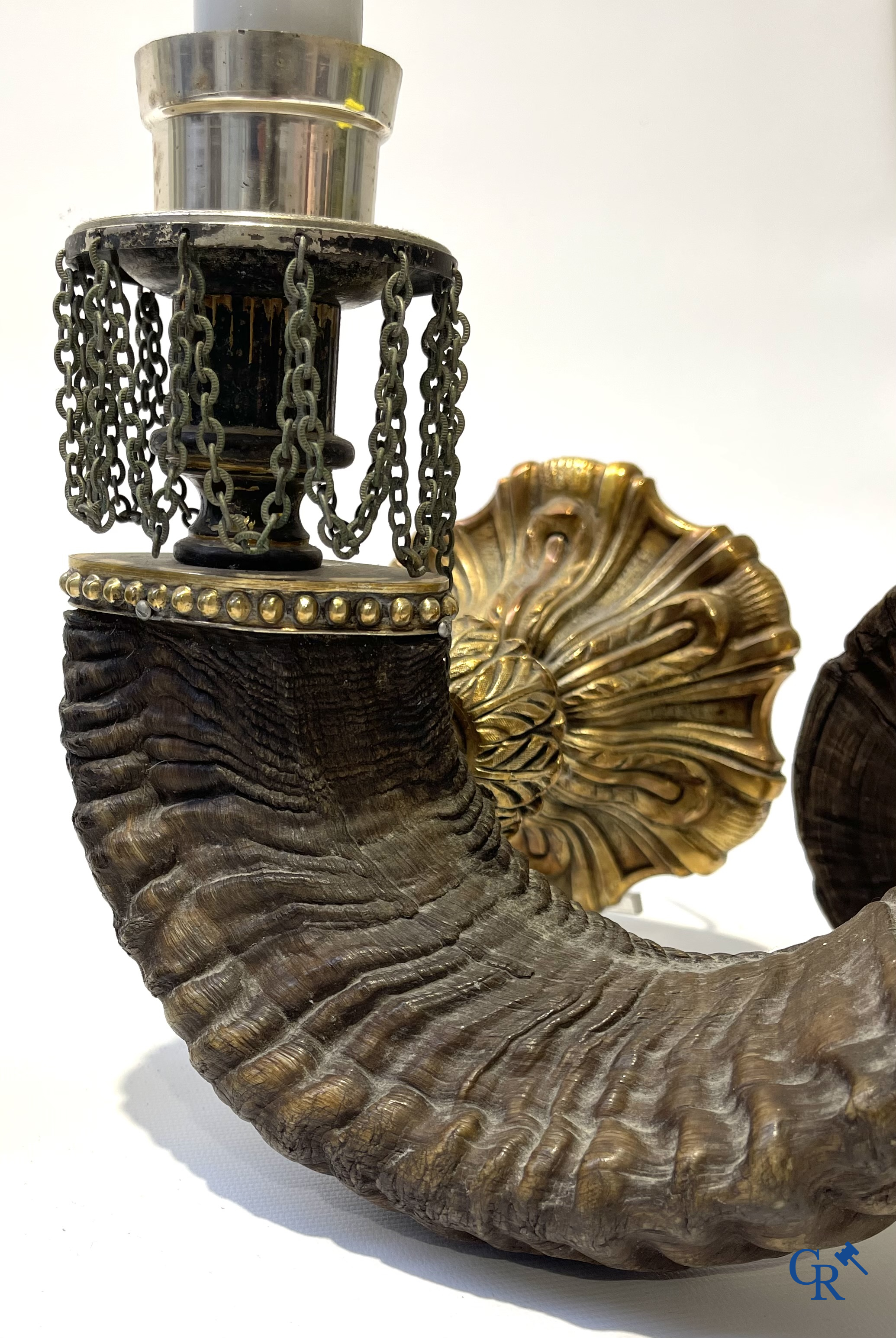 Een paar buitengewone decoratieve wandlichten in verguld en verzilverd brons met ramshoorns. Circa 1980.