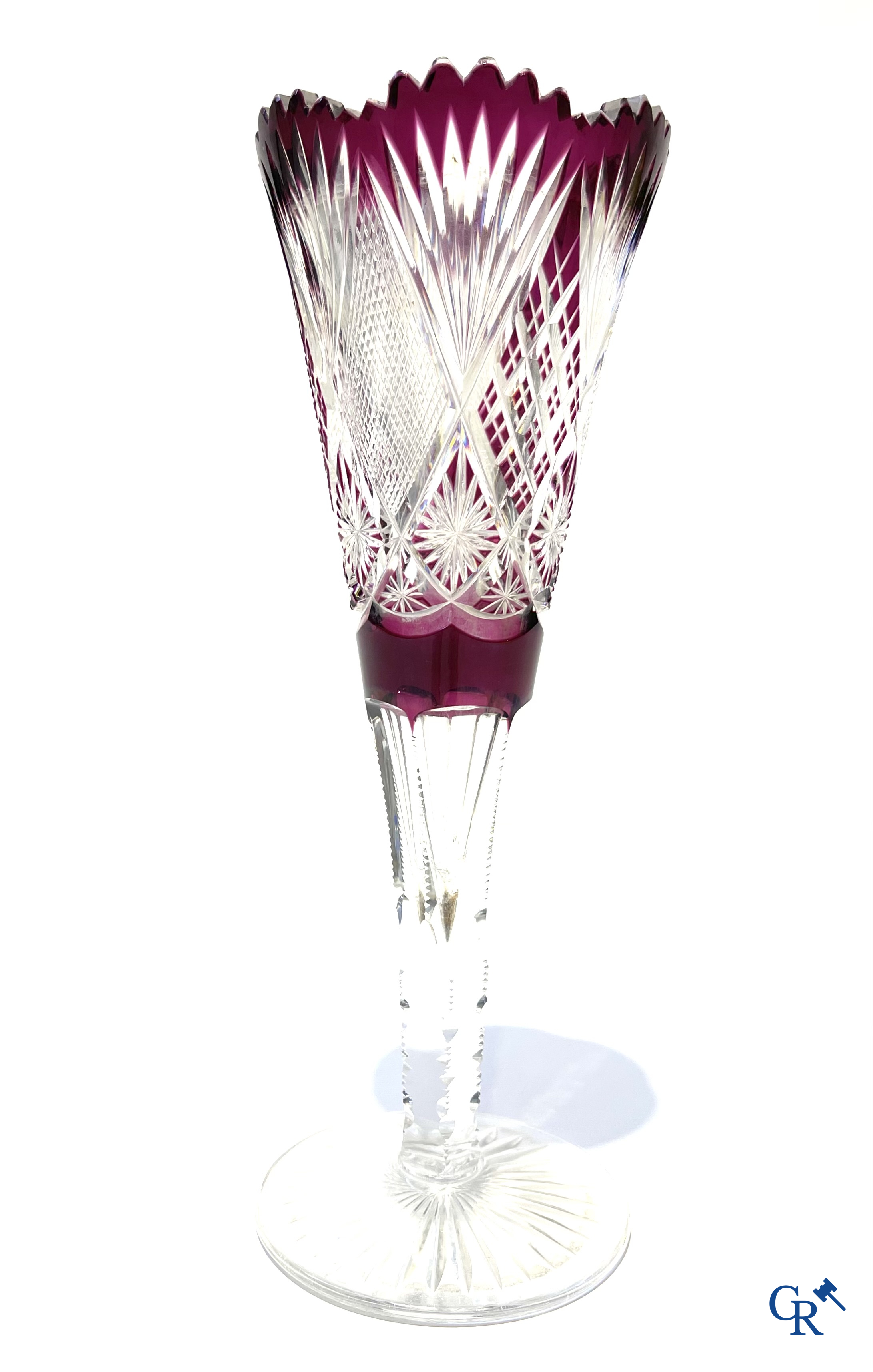 Een mooi lot brocante waaronder een Japans Kutani-porselein servies, een vaas in Val Saint Lambert en een jardinière.