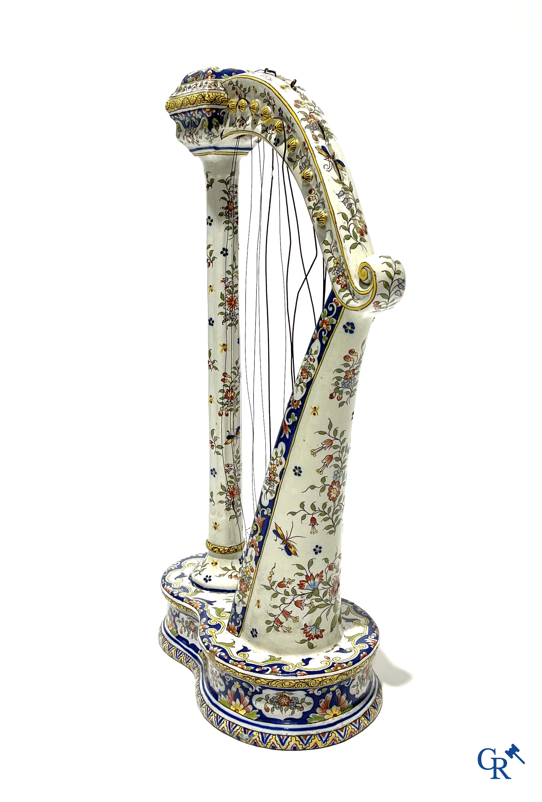 Faience van Rouen, Devres. Interessant en groot lot met diverse polychrome vormstukken. 19e eeuw.