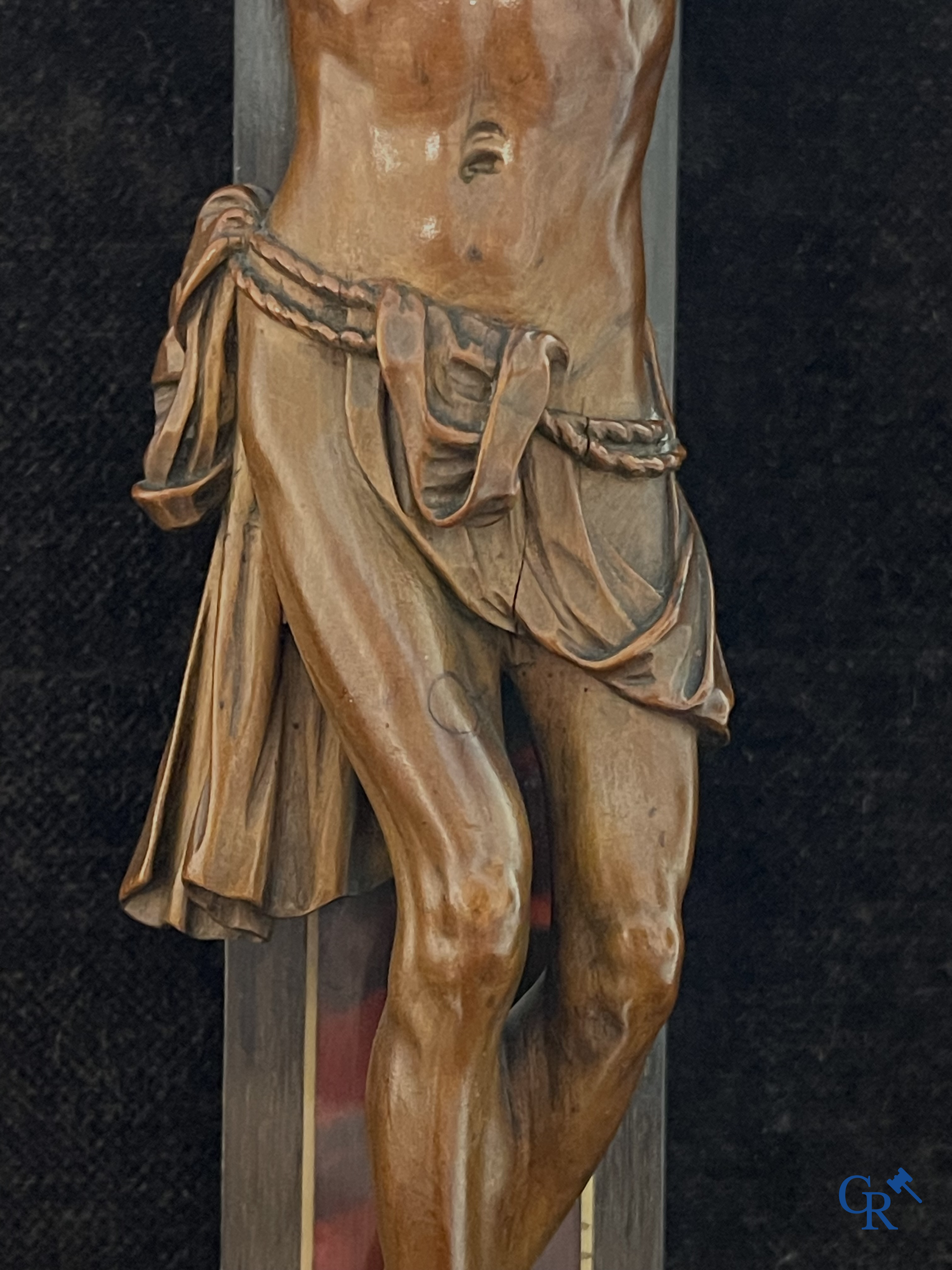 Corpus Christi in fijngesneden palmhout gemonteerd op kruis. Kader van de werkhuizen Franck te Antwerpen. 18e-19e eeuw.