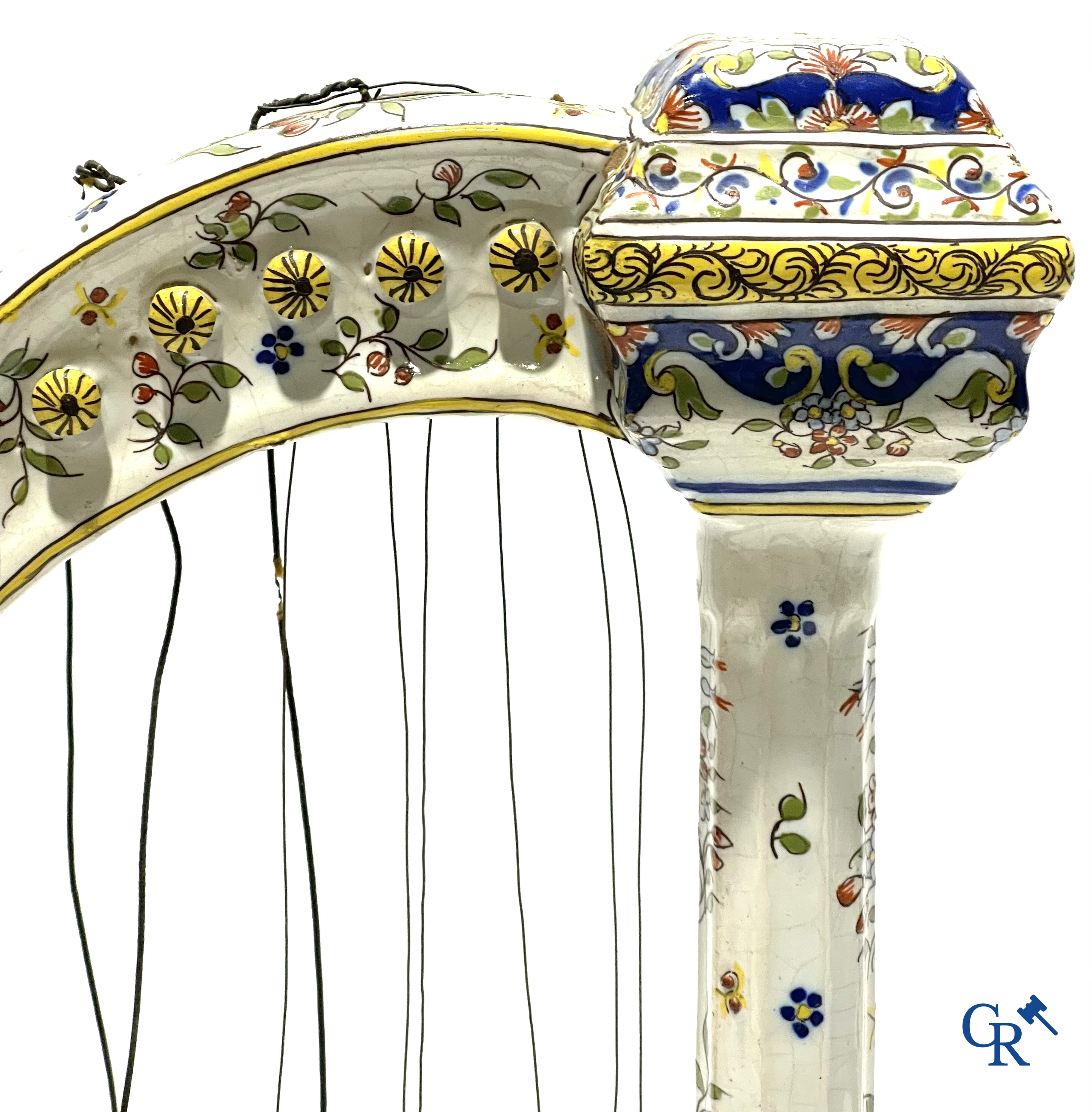 Faience van Rouen, Devres. Interessant en groot lot met diverse polychrome vormstukken. 19e eeuw.