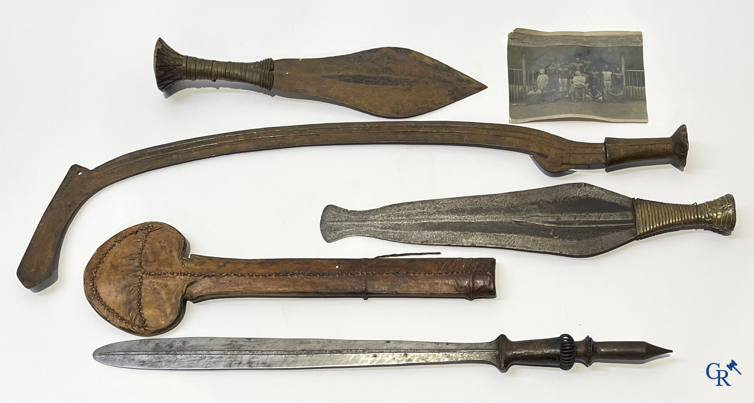 Tribale kunst. Een interessant lot met Afrikaanse wapens, een foto en 2 postkaarten. Messen, dolken, speren en pijlen.