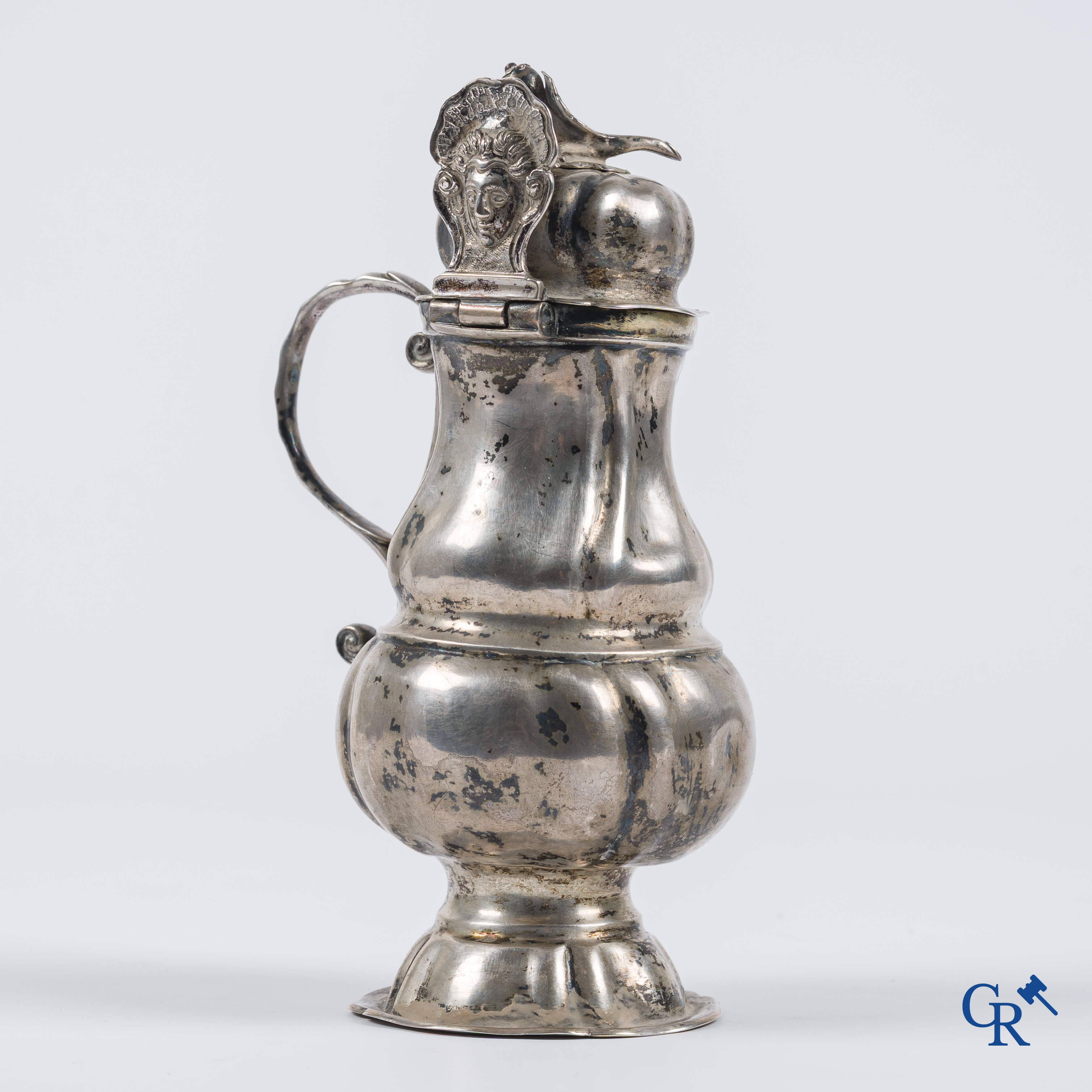 Zilver. Mosterdpot in zilver. Duimsteun met masker. Vermoedelijk België, 18e eeuw.
