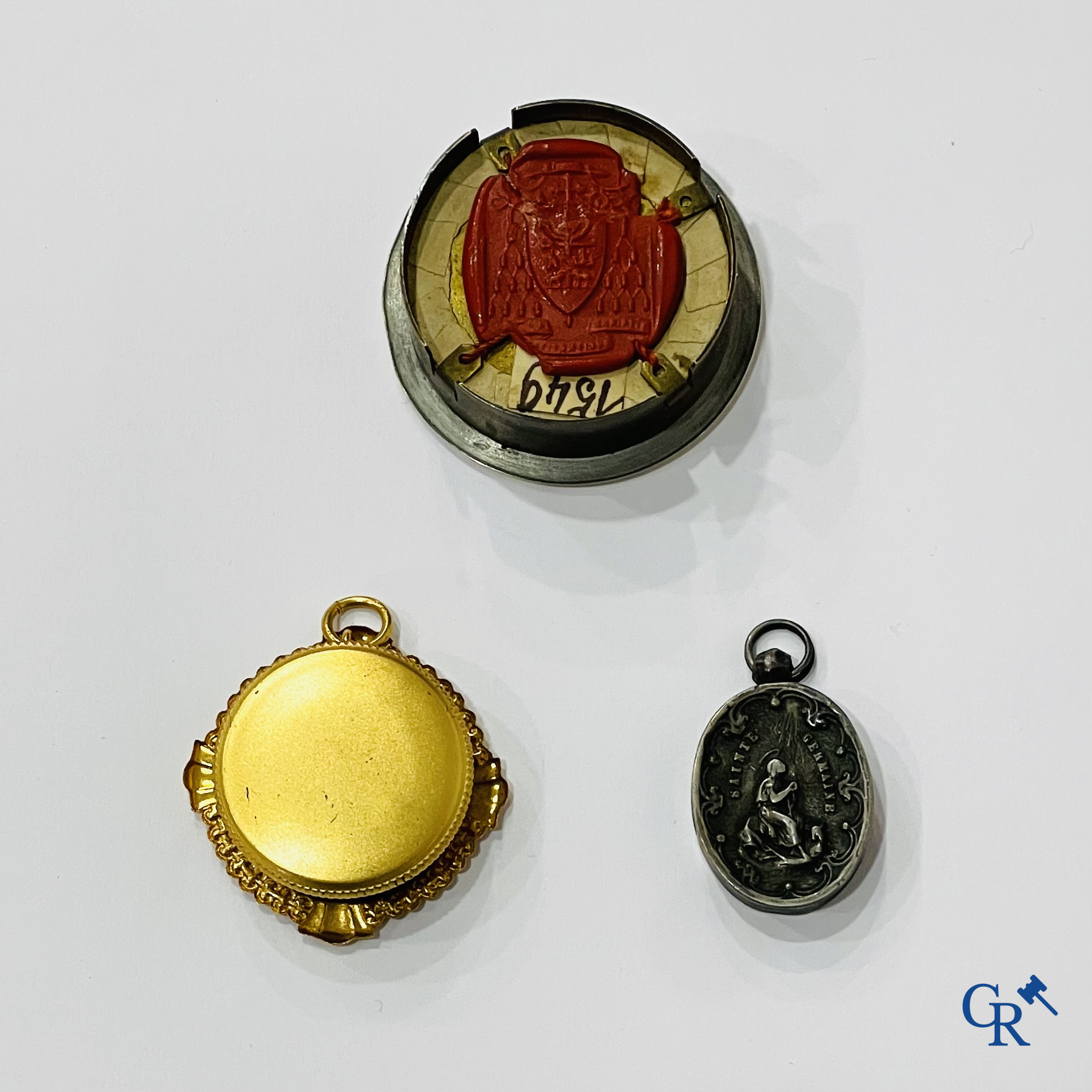 Religieuze objecten. Een kavel van 3 thecas met relikwieën, waaronder een verzegelde theca met relikwie S. Joannis.