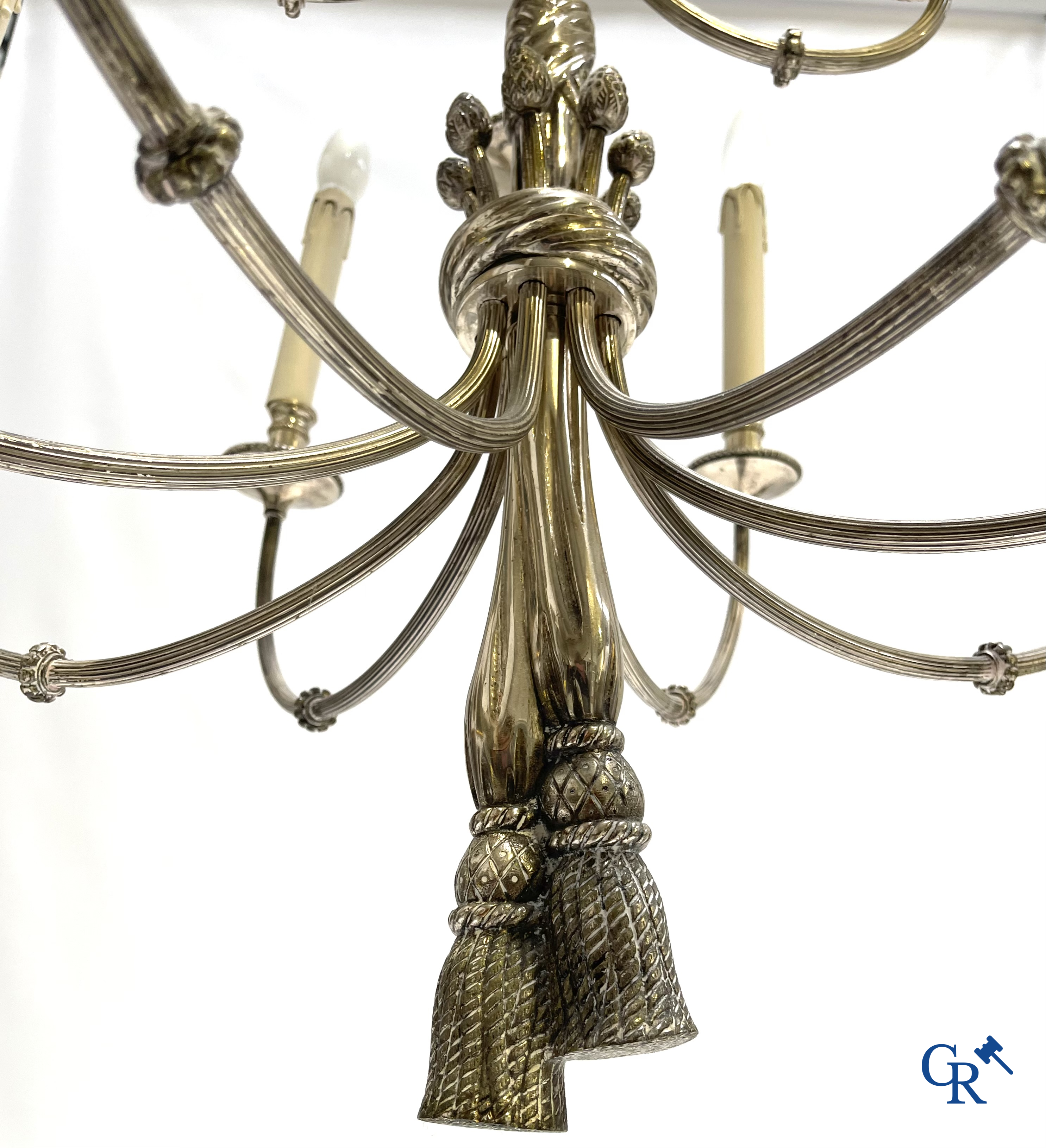 Willy Daro. Grote luchter met 12 lichtpunten in verzilverd brons. LXVI-stijl. Met origineel aankoopbewijs uit 1981.