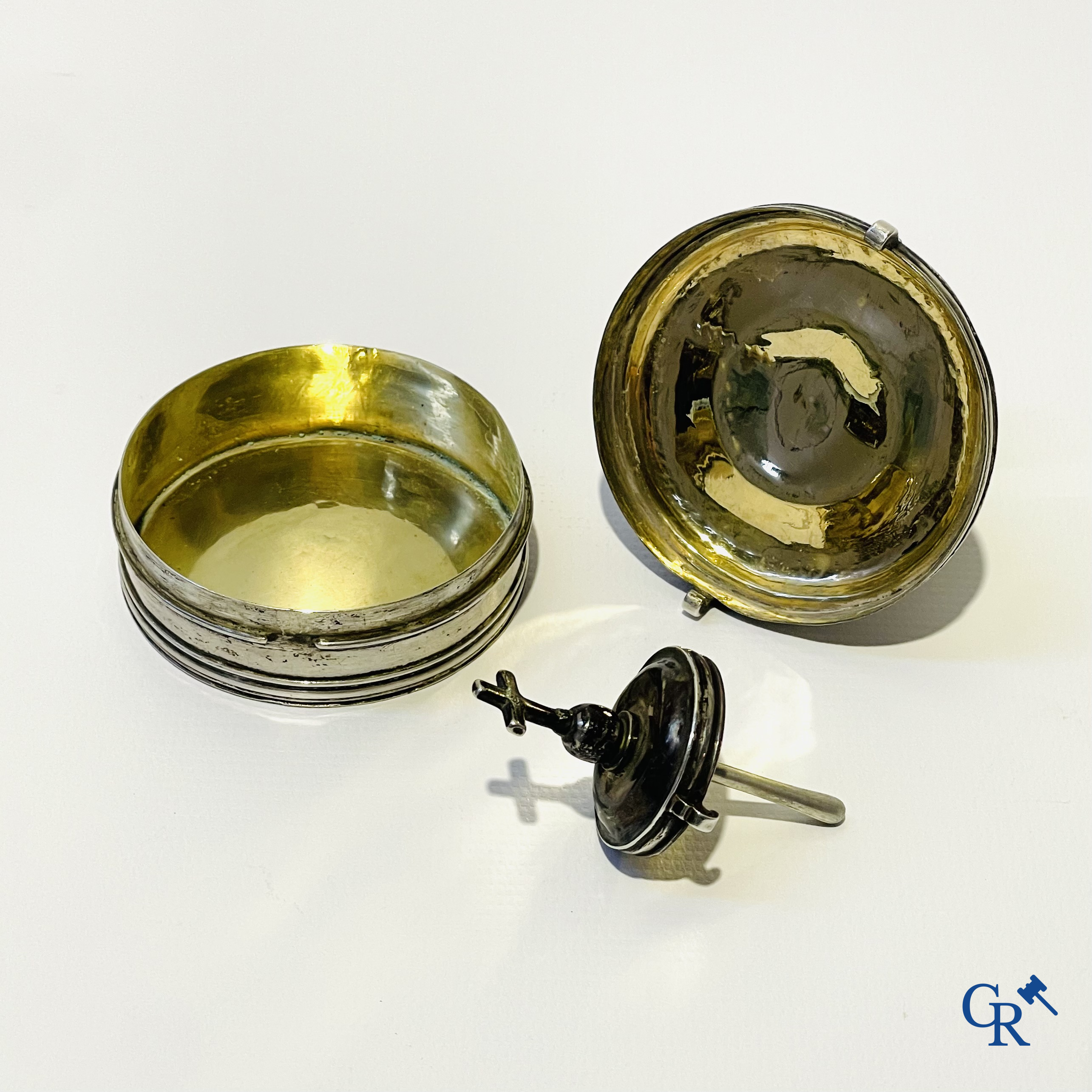 Religieuze objecten. Zilveren chrismatorium met pyxis. Antwerpen 17e eeuw.