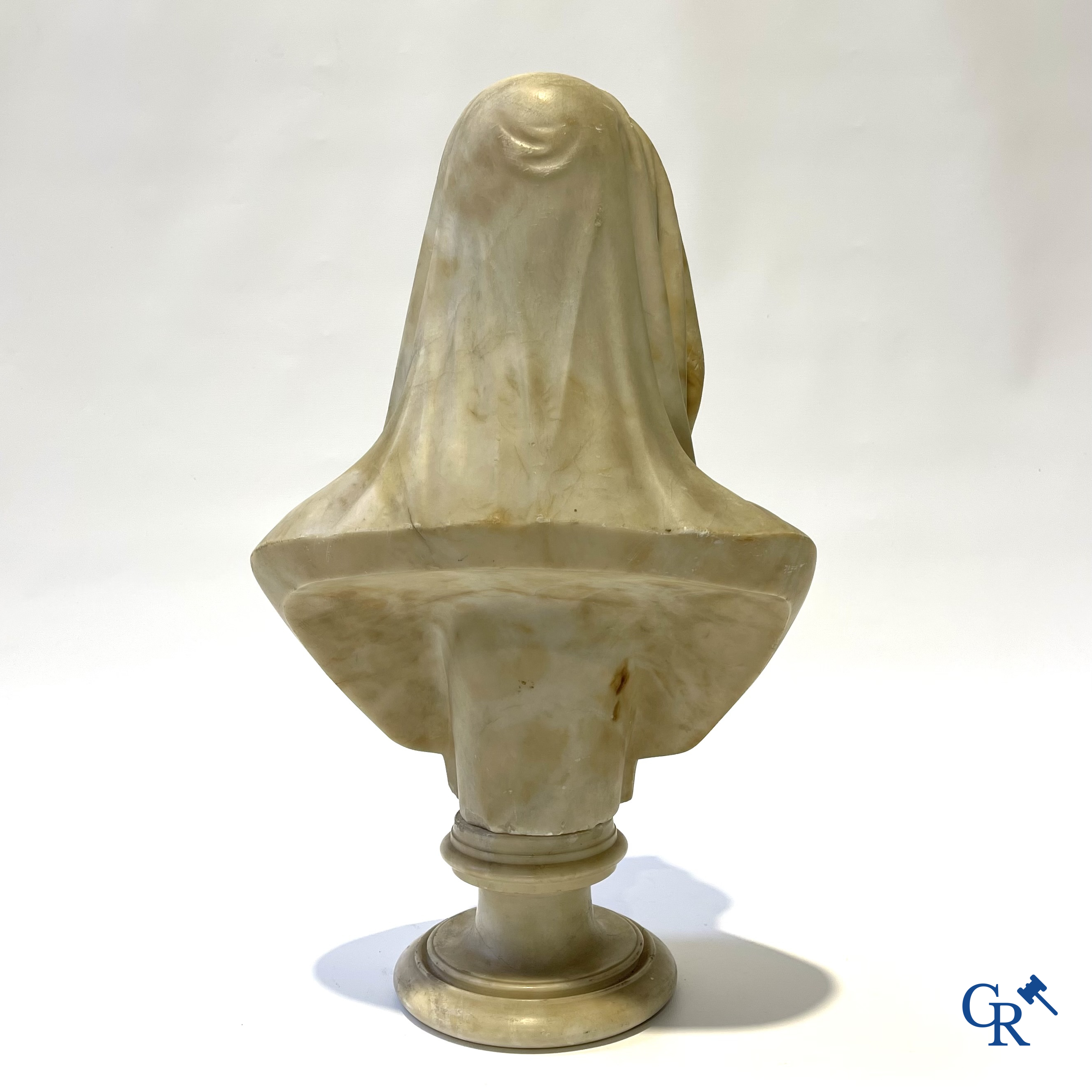 Grote buste van een Madonna in albast. 19de eeuw.