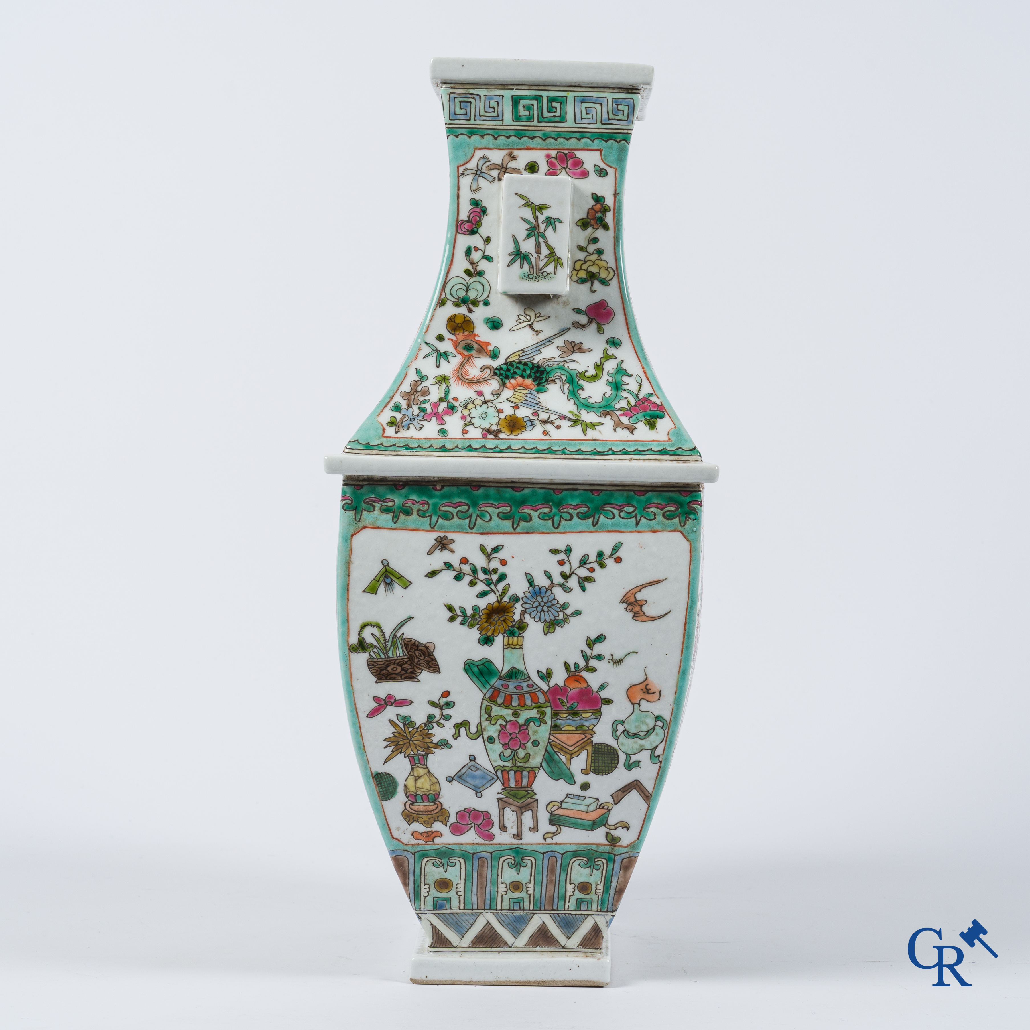 Aziatica. Chinees porselein. Grote rechthoekige Famille Rose vaas. Kangxi merk. 19e eeuw.