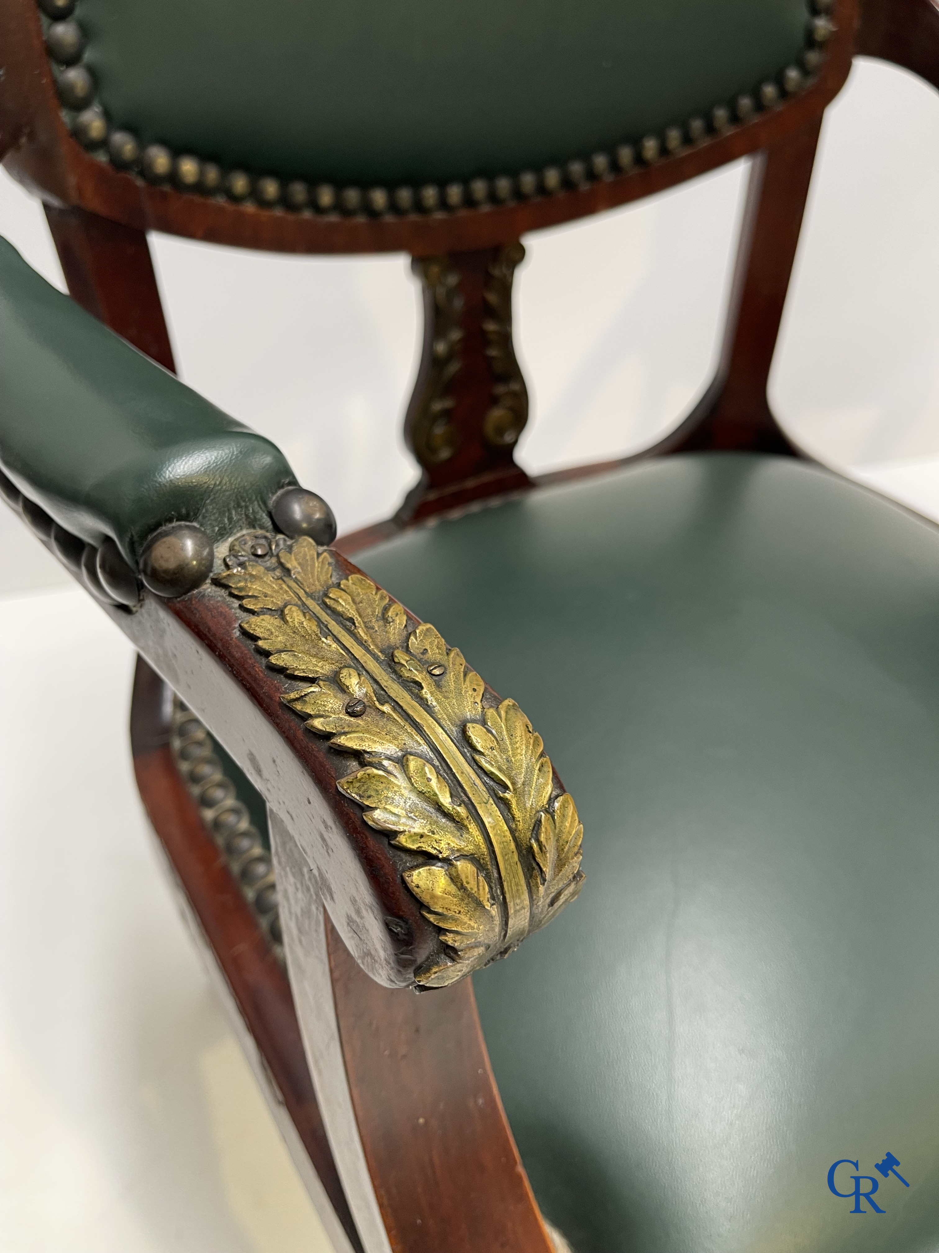 Uitzonderlijk eetkamermeubilair in mahoniehout fineer, marmer en brons. Napoleon III stijl. Circa 1900.