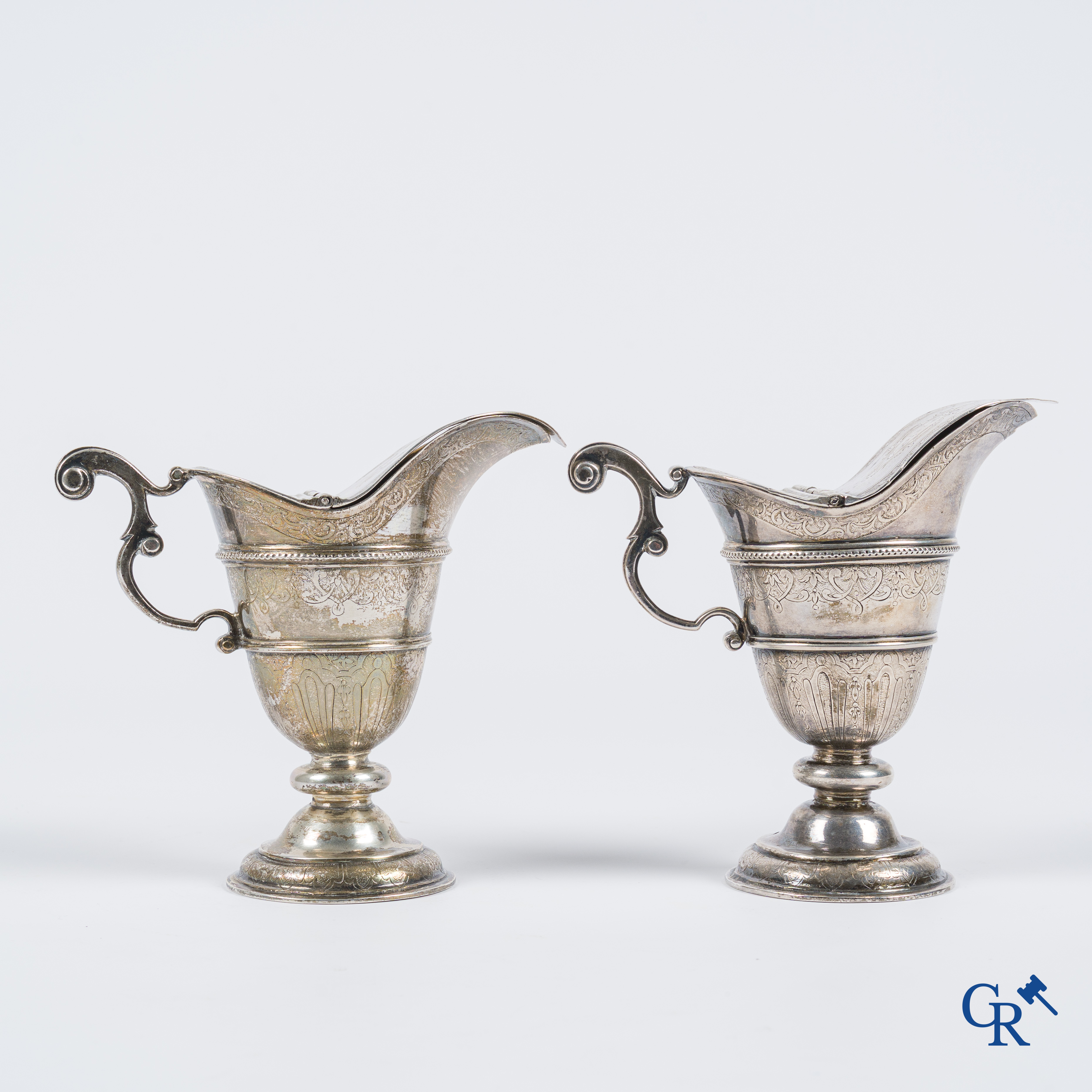 Zilver. Paar gegraveerde religieuze dekselkannen. Inscripties op de bodem "Temi ... Bruxelles". België 18e eeuw.