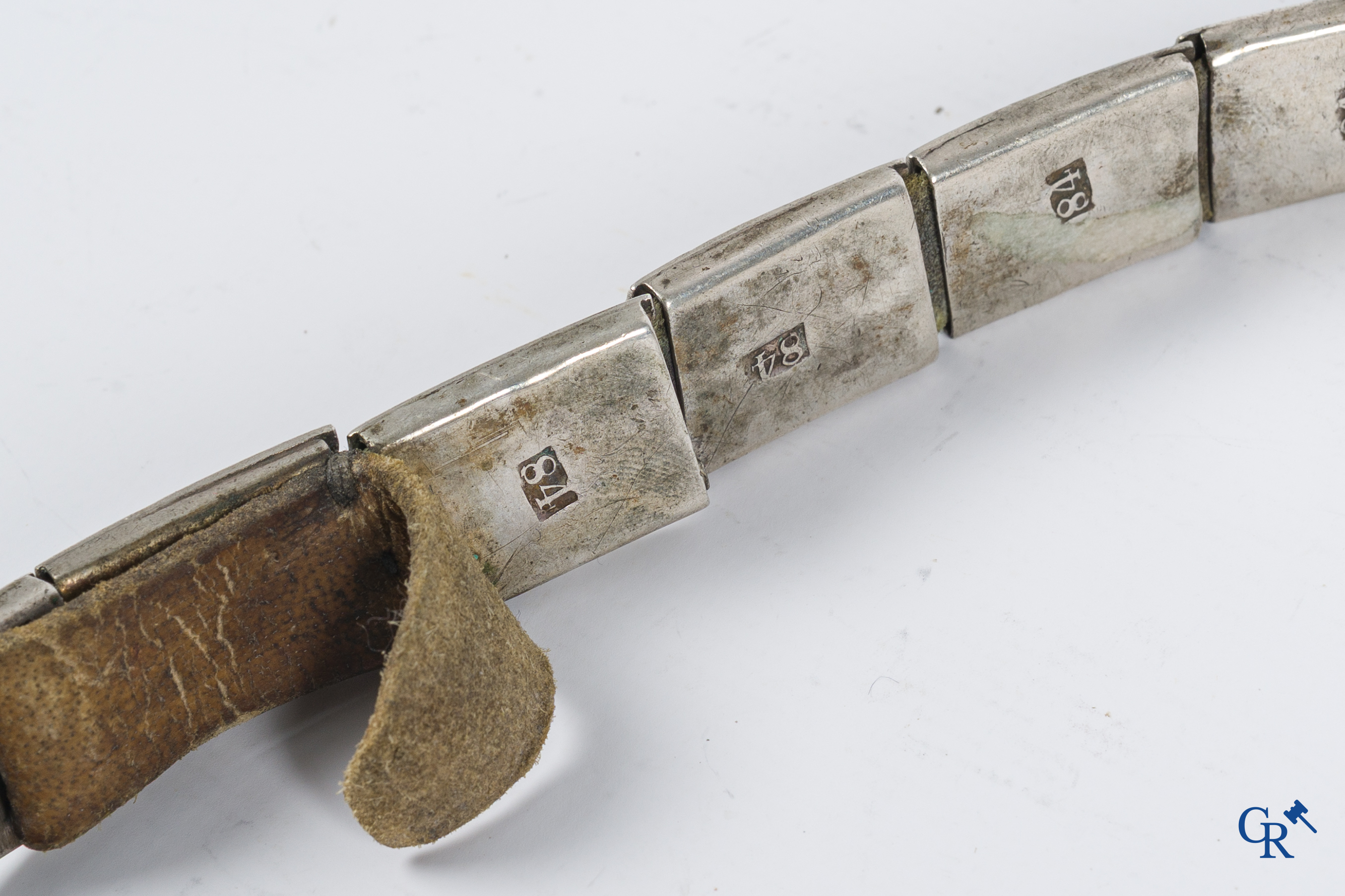 Russisch zilver. Ceremoniële riem in niello zilver 875°/00. Keurmerk 84 zolotnik op iedere schakel. Rusland 19e eeuw.