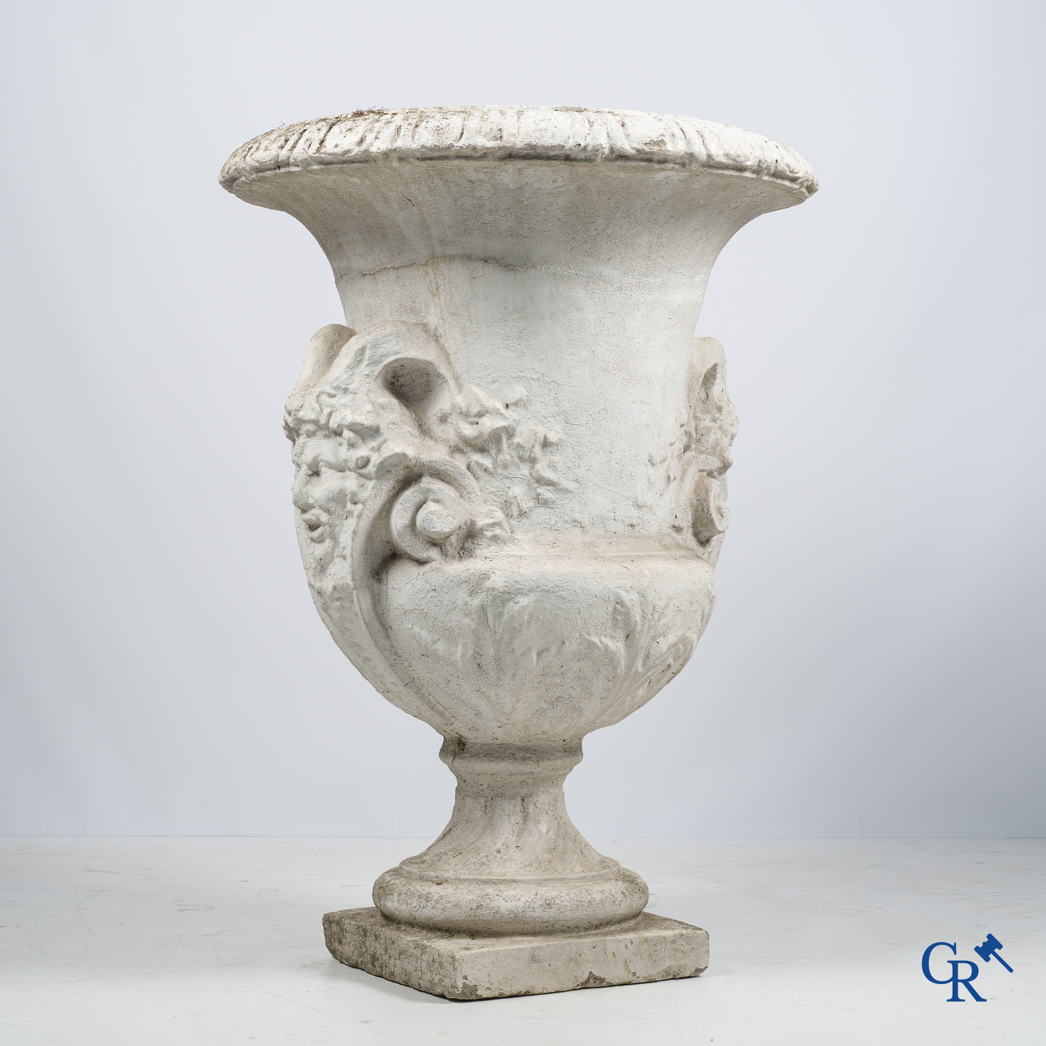 Tuindecoratie, een imposante tuinvaas in beton met saterkoppen. Oude patina, 19de eeuw.