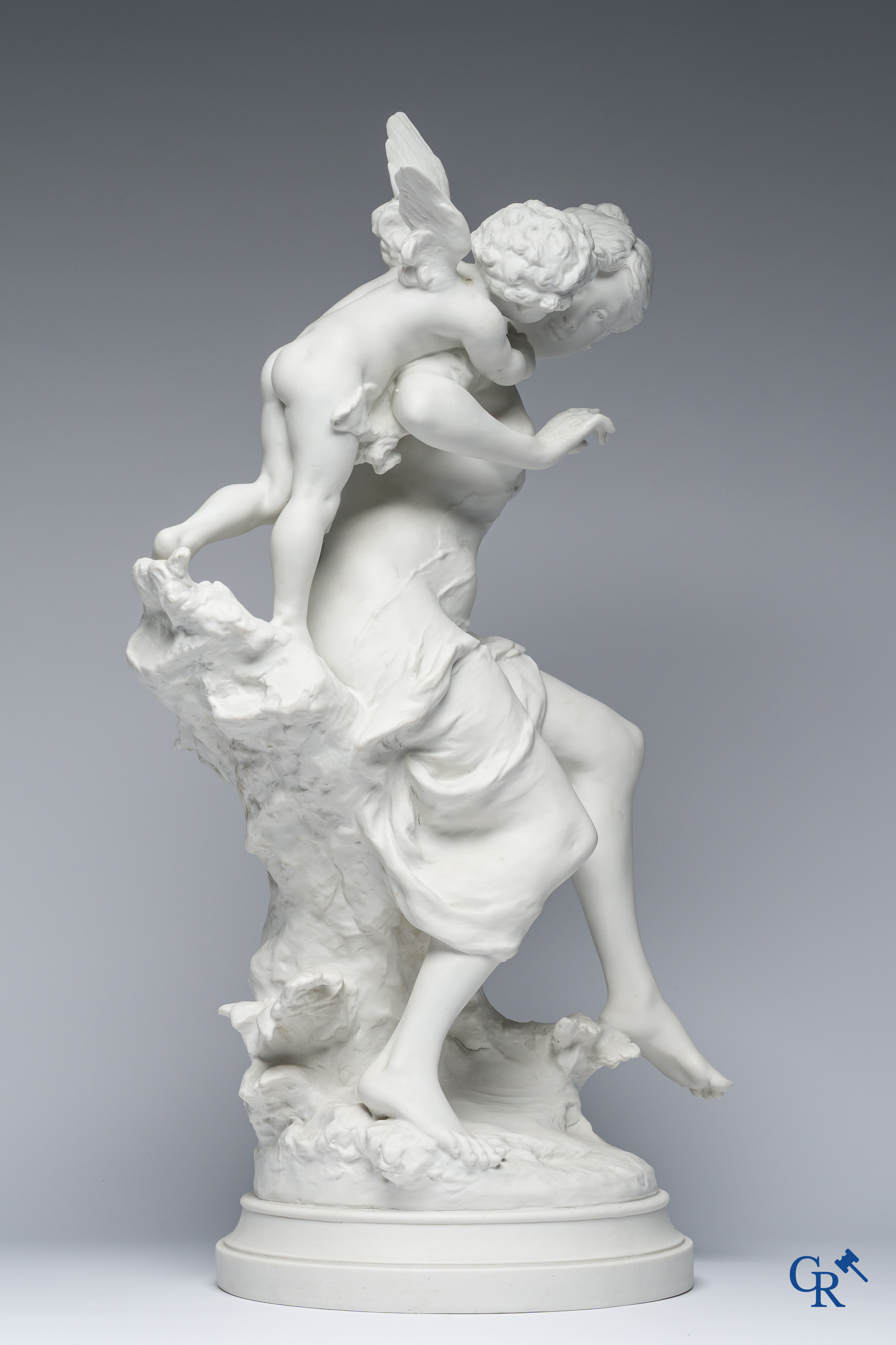 Louis Gossin (1846-1928) Grote groep in witte Sèvres biscuit. De kus van de engel. Gesigneerd L. Gossin en Sèvres merk.