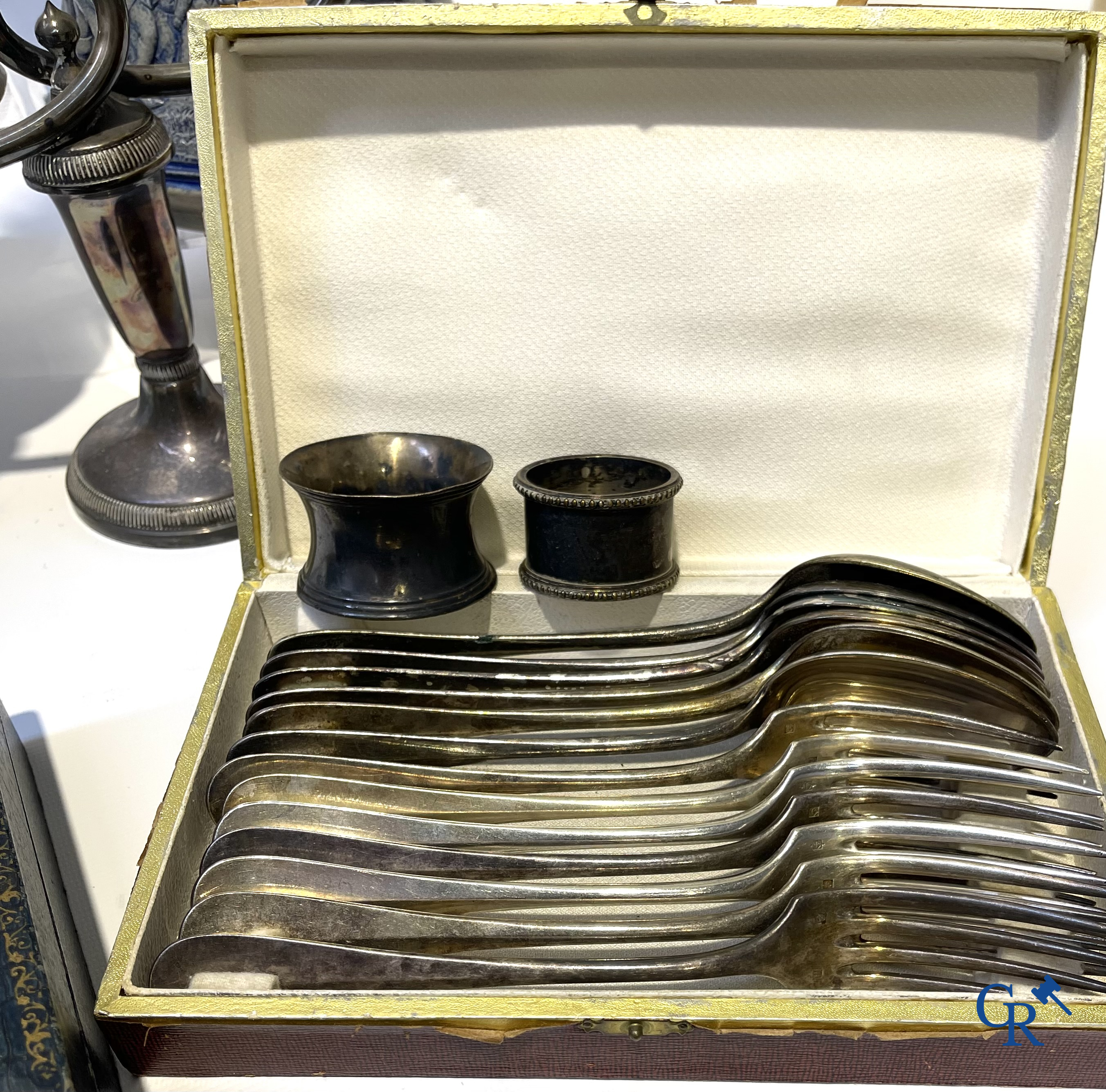 Lot brocante: Stafford, Vieux Paris, kan in Grès, verzilverd bestek, jachtdegen 18e, palmboom Giuseppe Vasari, enz.