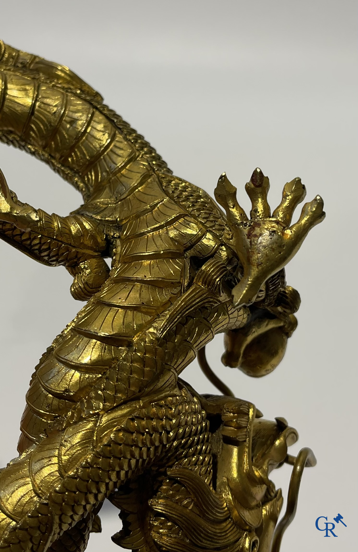 Aziatica. China. Een zeldzame Chinese drakensokkel in verguld brons. Qing Dynastie.