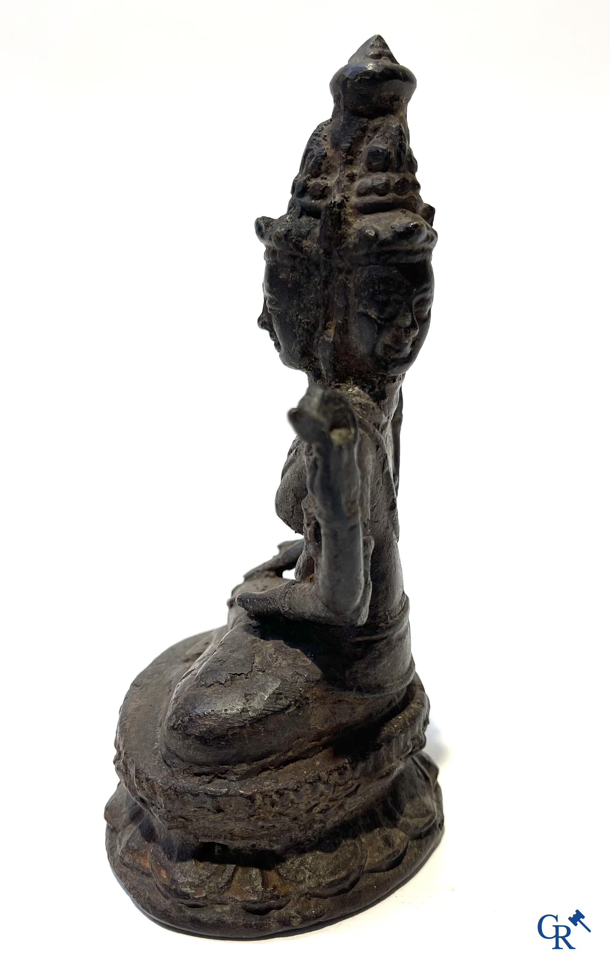 Aziatica. Een zilver, jade en filigraan dekselpot, 2 geëmailleerde filigraan Fo-honden en een bronzen boeddha.