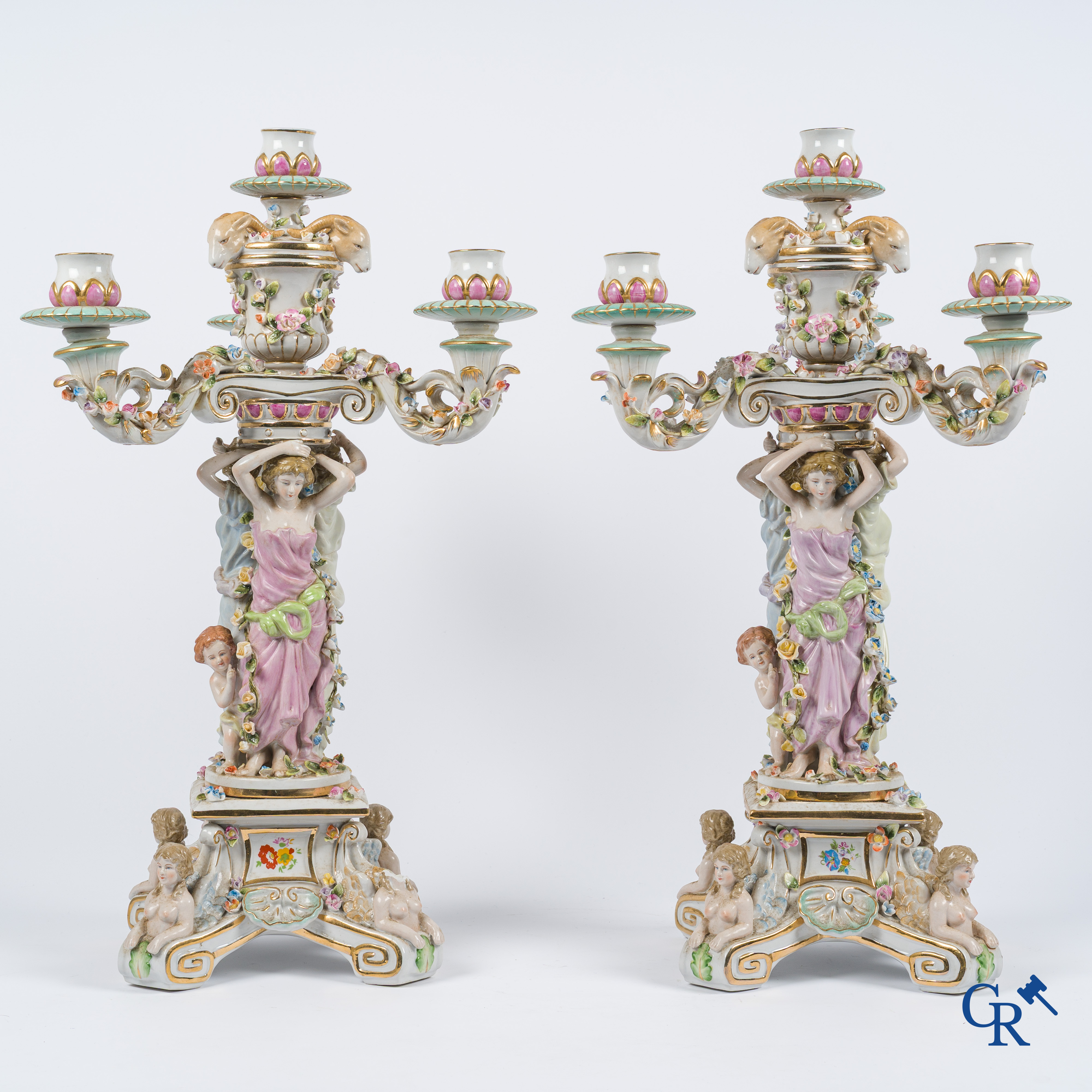 Duits porselein in de stijl van Meissen. Paar grote 3-armige kandelaars met kariatiden. 20ste eeuw.
