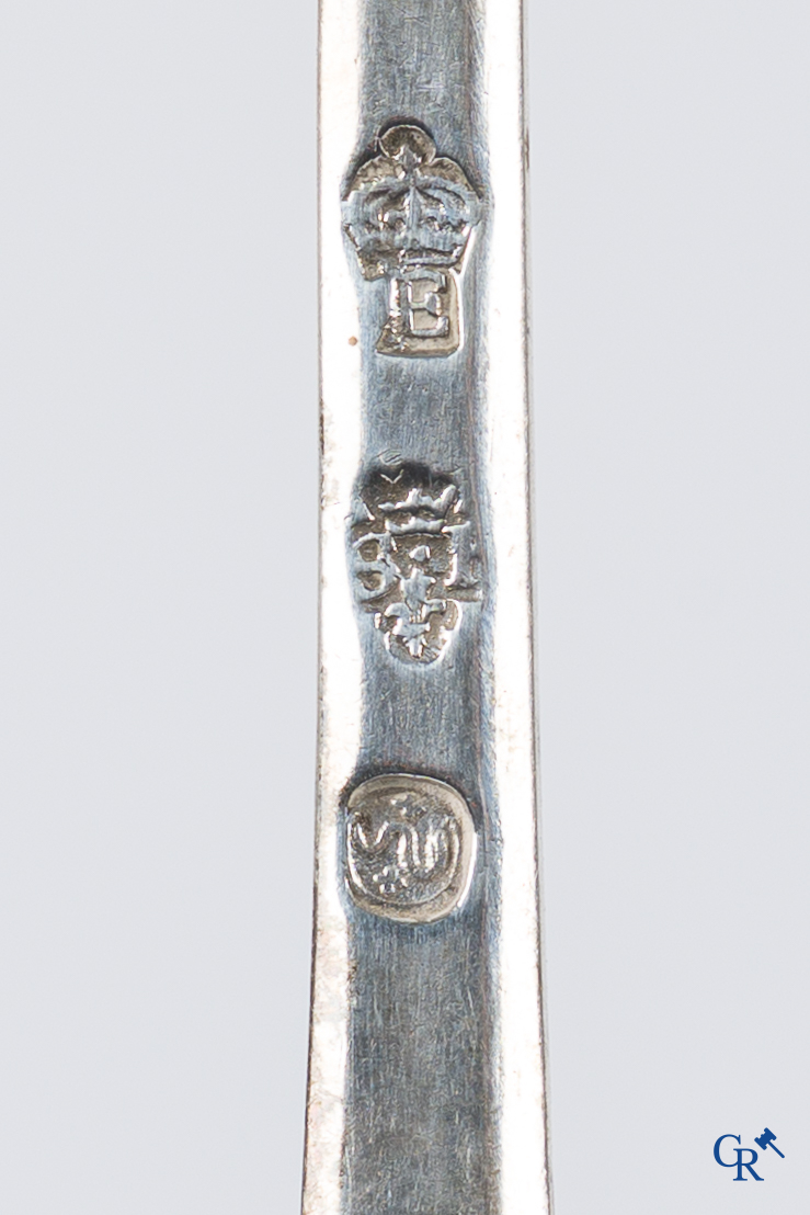 Zilver. Zeer interessant en groot lot met zilver bestek. 18e eeuw. Verschillende keurmerken. 20 vorken en 15 lepels.