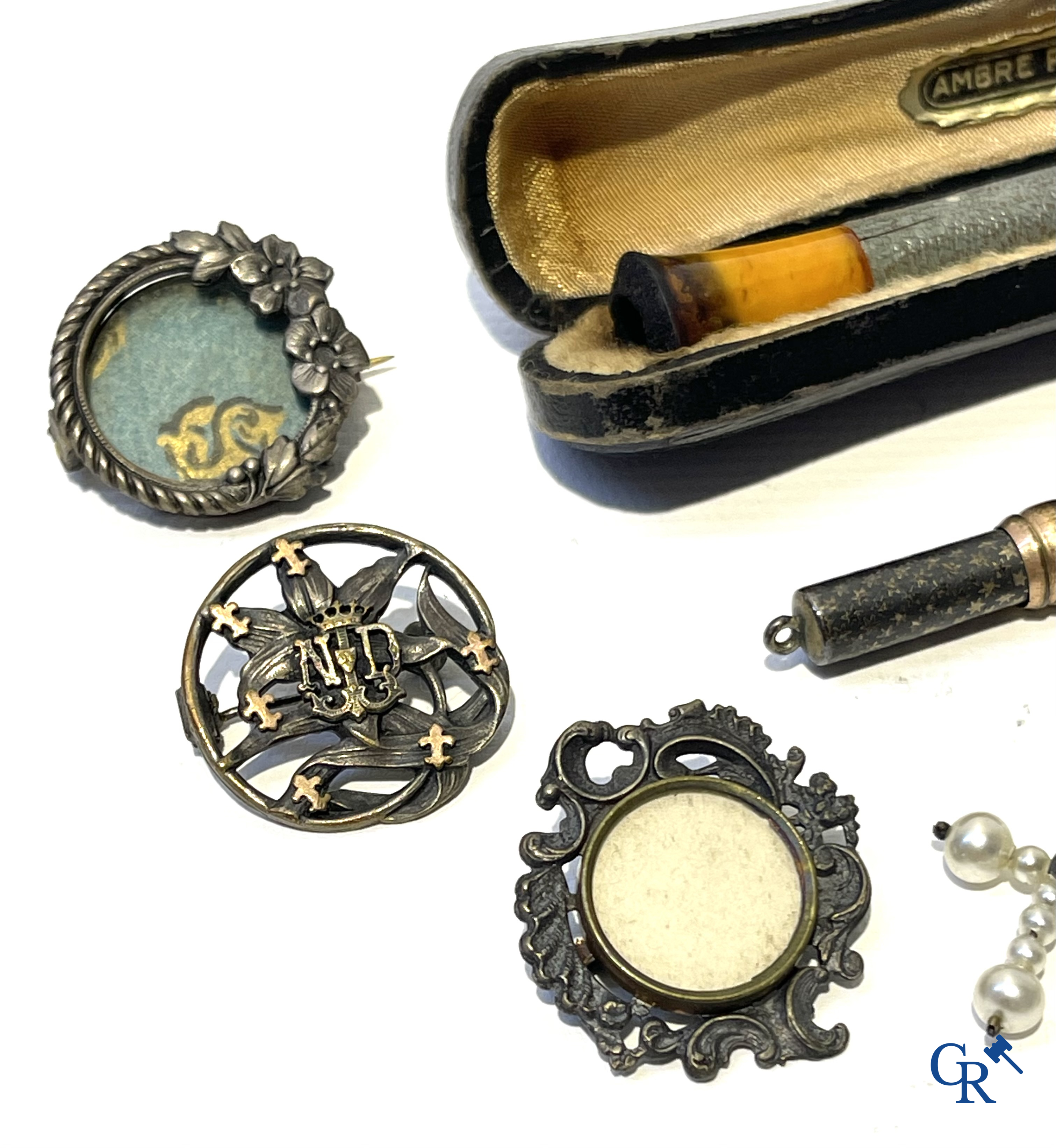 Uurwerken, juwelen. Een kavel met 4 heren polshorloges, religieuze objecten in zilver, sigarettenhouder in amber, enz.