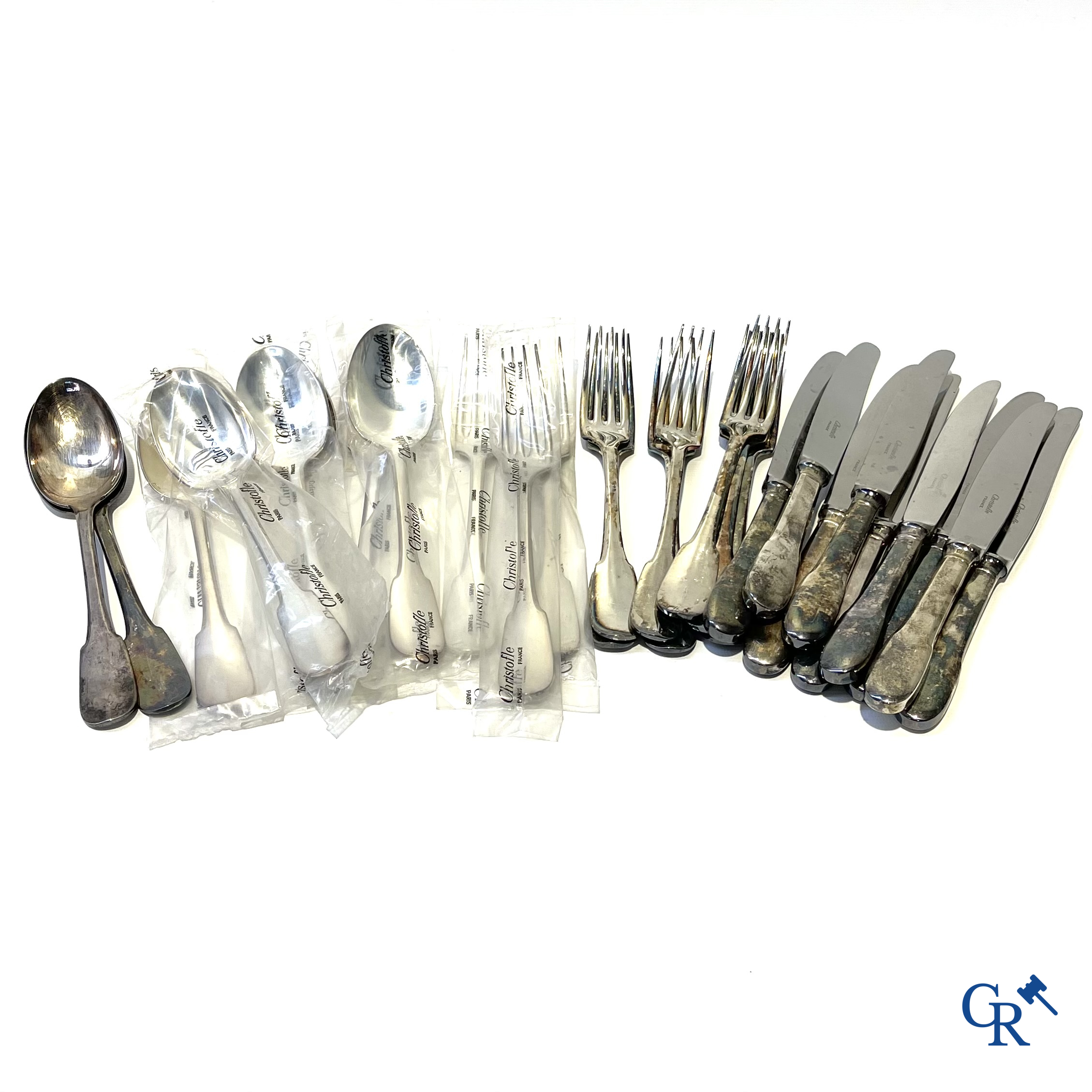 Christofle. Groot lot met verzilverd bestek. Model Cluny uniplat. 8 lepels, 10 vorken en 9 messen.