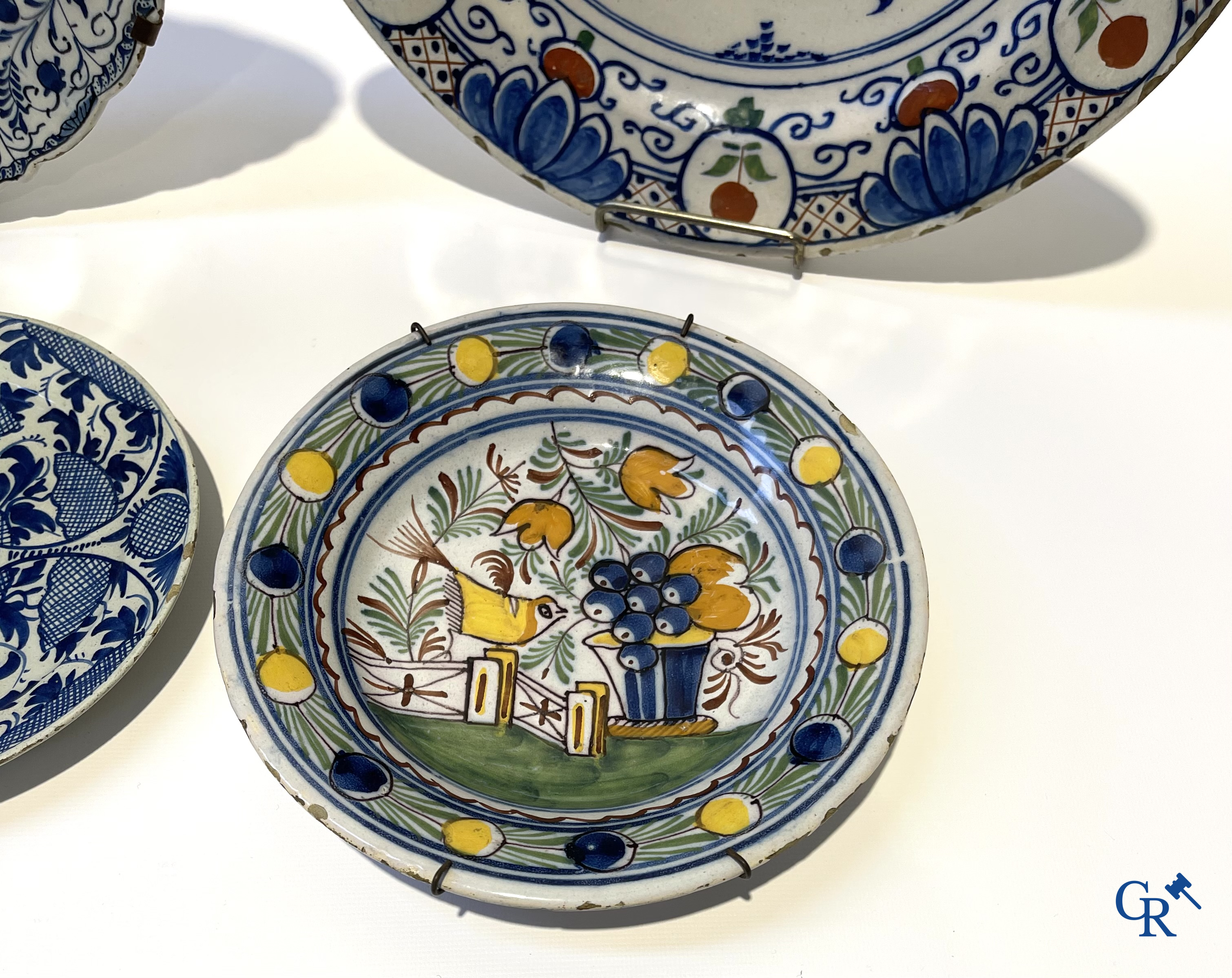 Delft. Een kavel van een paar bronzen kandelaars, 2 antieke Delftse schotel en 2 Delftse borden. 18e eeuw.