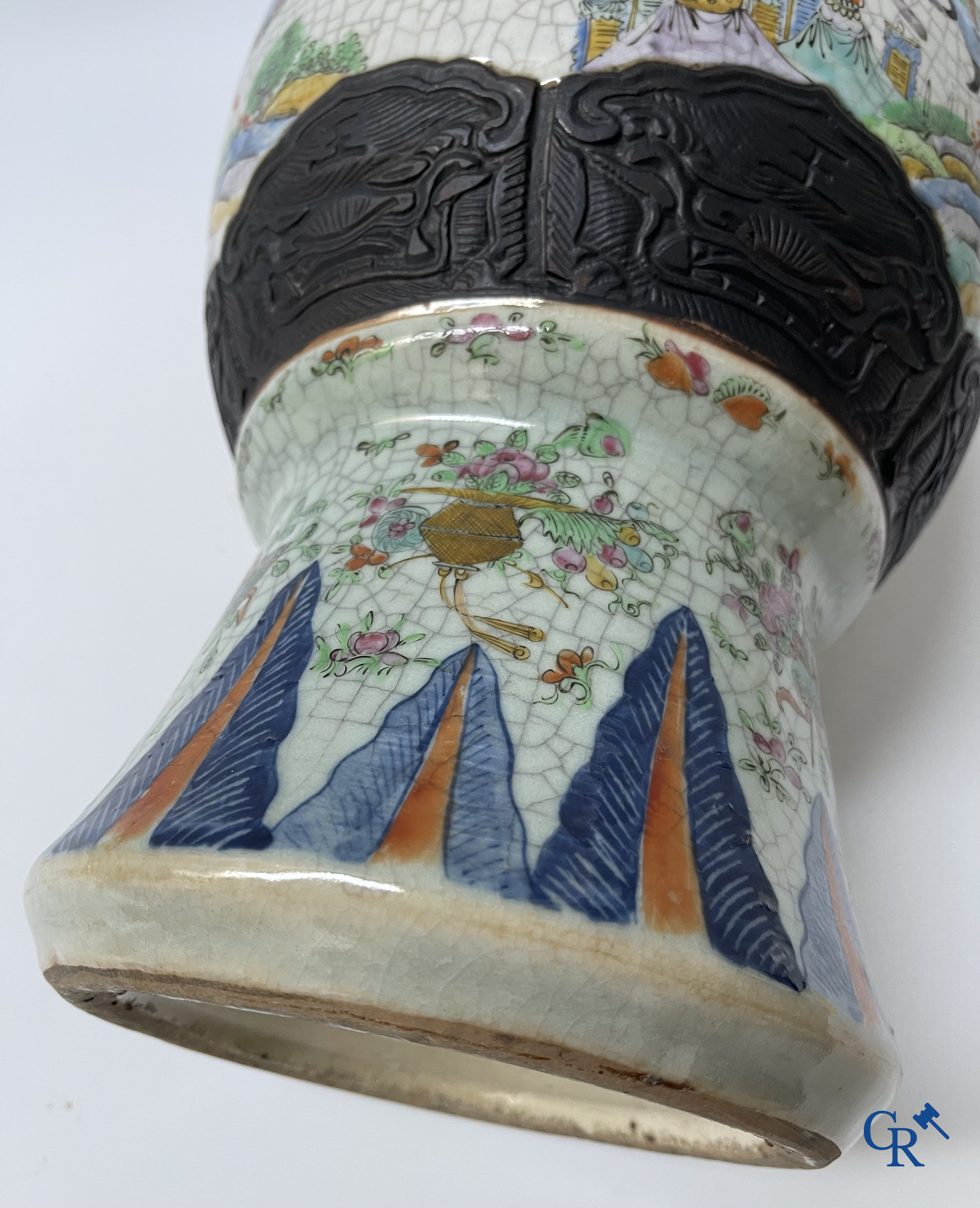 Aziatica, Chinese Nanking vaas met een voorstelling van krijgers. Gemerkt. 19e eeuw.