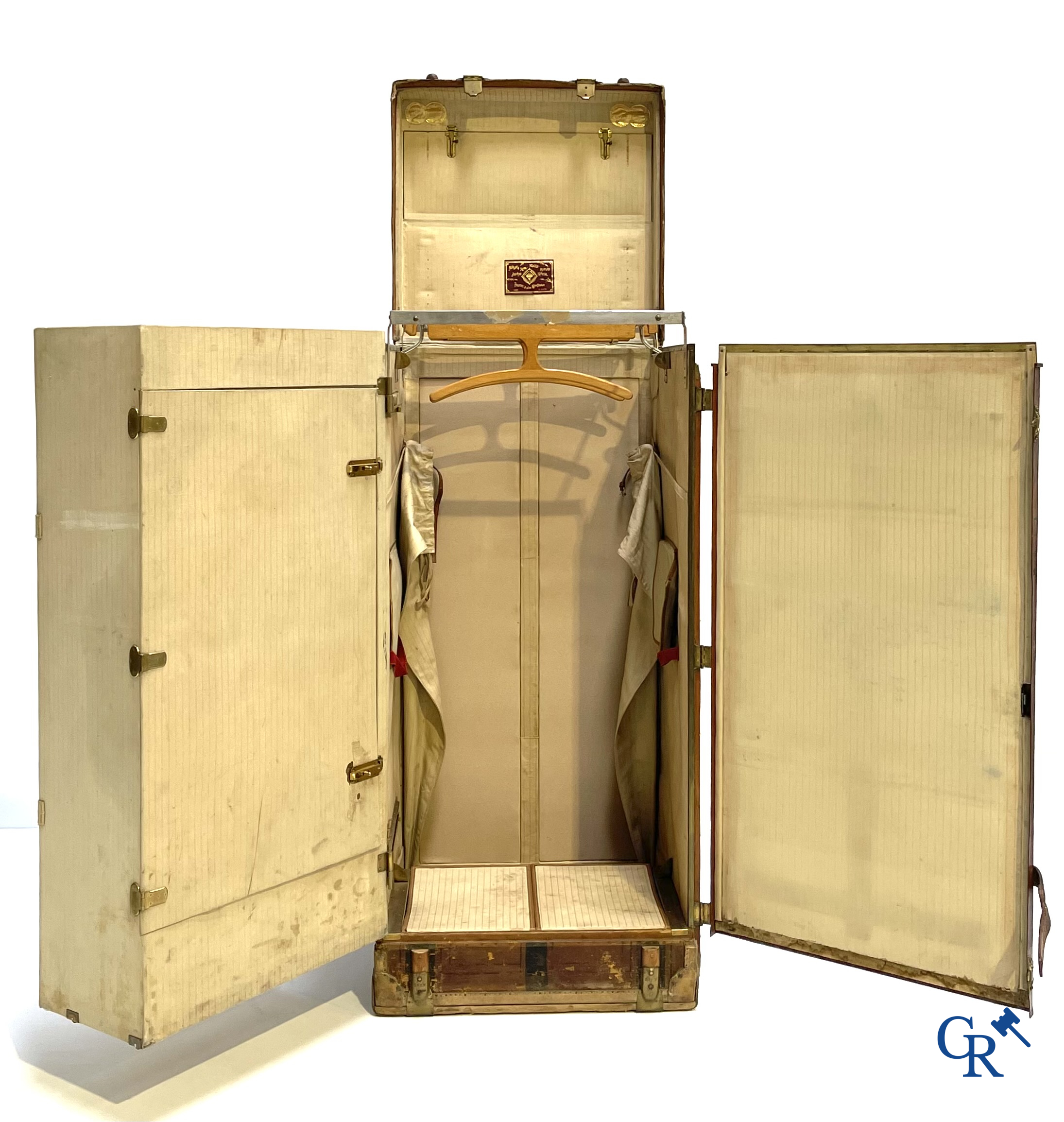 Antieke koffer. Buitengewone grote reiskoffer met dressing. Meerdere schuiven en opbergvakken. Circa 1900.