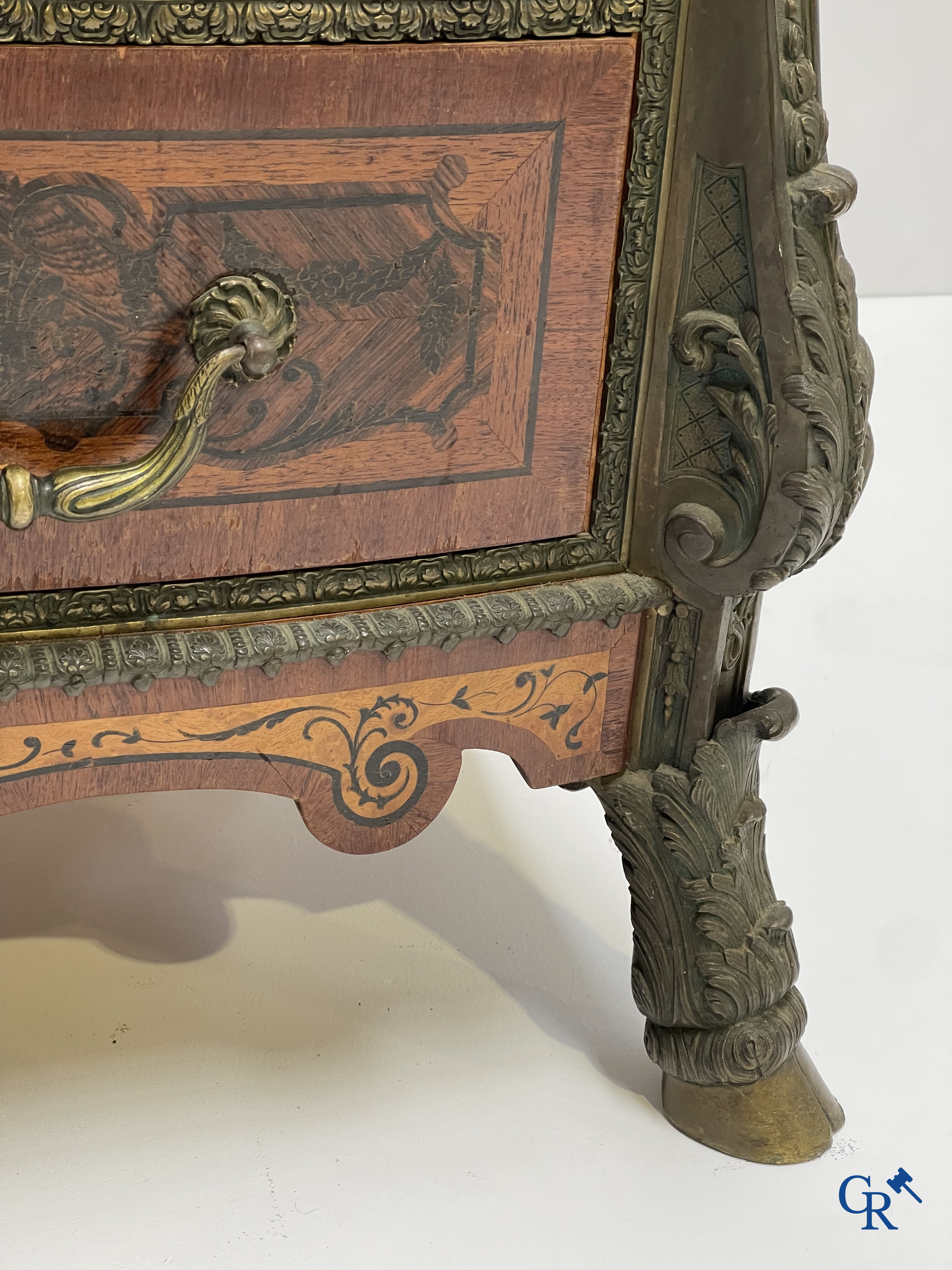 Uitzonderlijke commode Mazarine in marquetterie en brons. Plateau in Italiaanse Sienna marmer. LXIV-stijl.