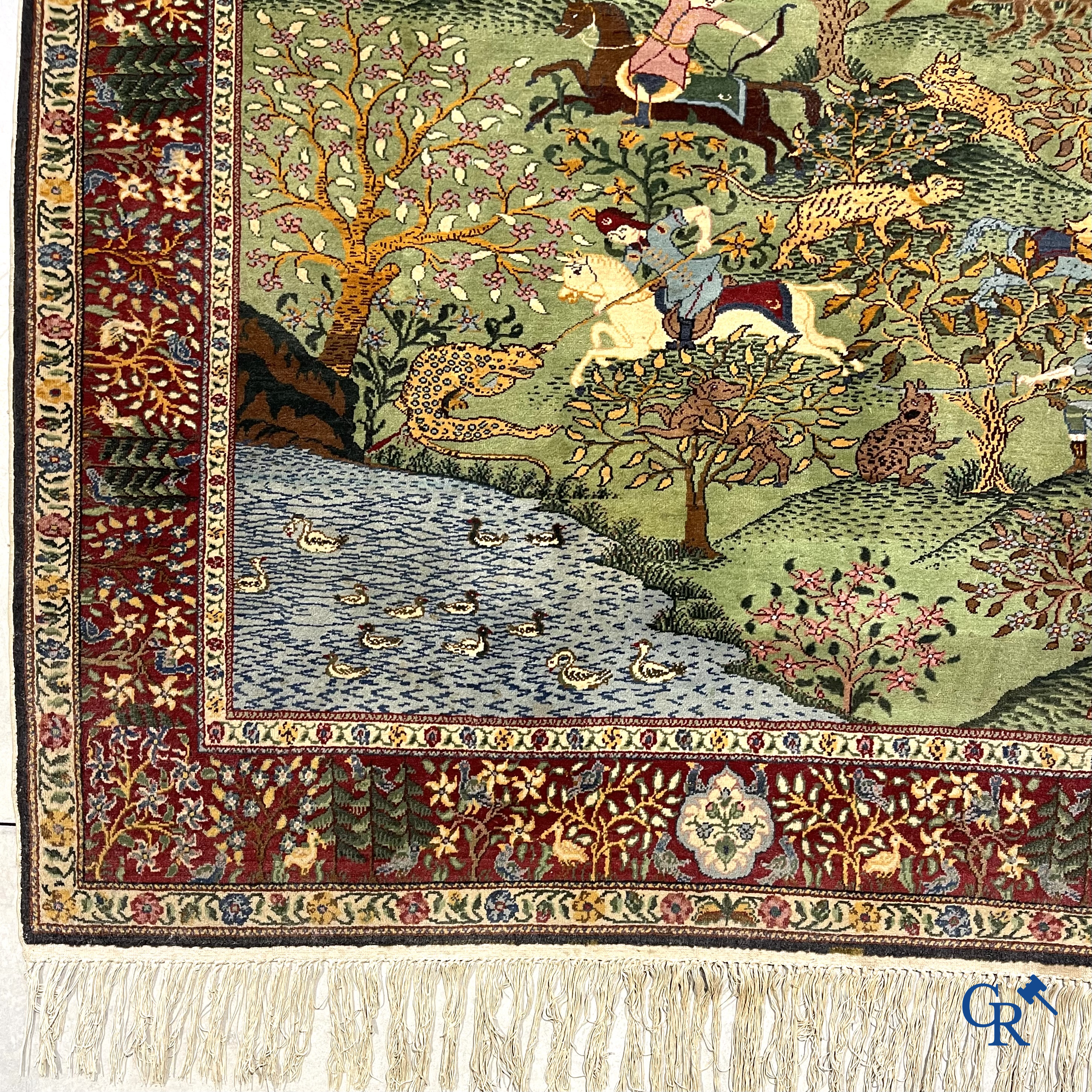 Oosterse tapijten. Ghoum. Een groot handgeknoopt tapijt met jachttaferelen.