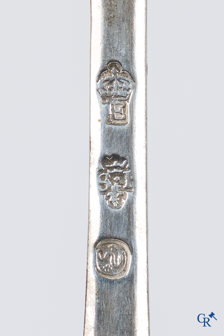 Zilver. Zeer interessant en groot lot met zilver bestek. 18e eeuw. Verschillende keurmerken. 20 vorken en 15 lepels.