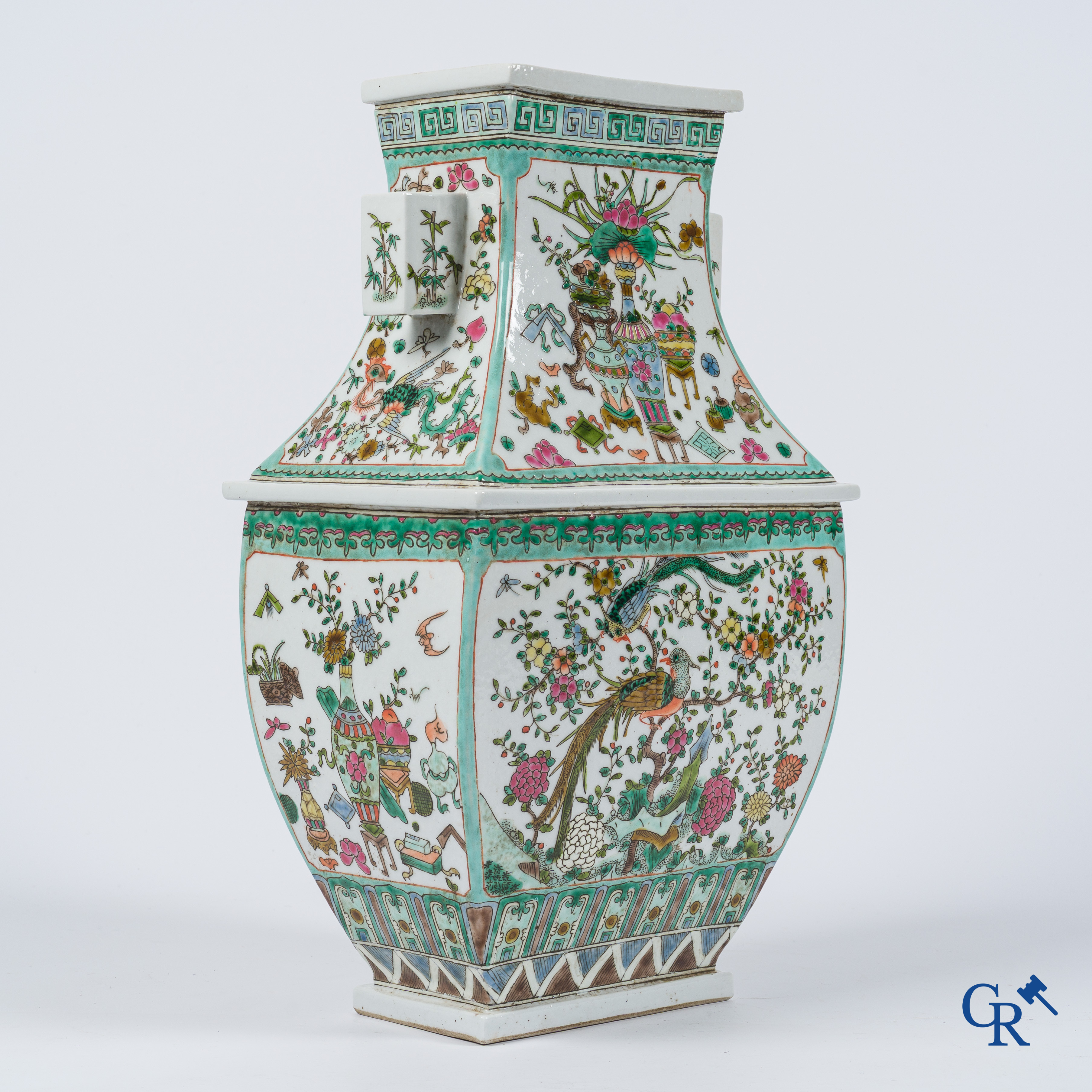 Aziatica. Chinees porselein. Grote rechthoekige Famille Rose vaas. Kangxi merk. 19e eeuw.