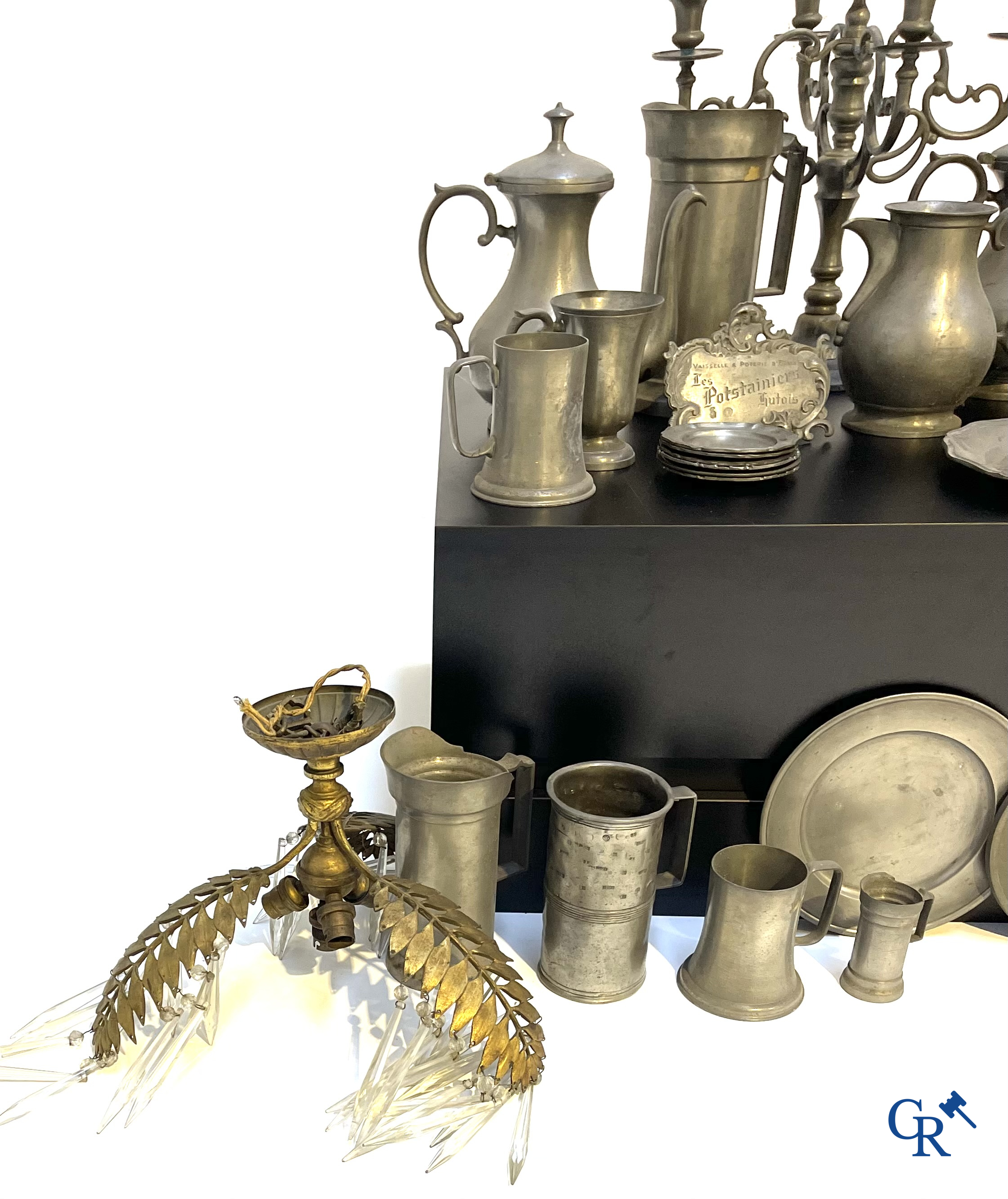 Een groot lot diverse vormstukken in tin en een halluchter.