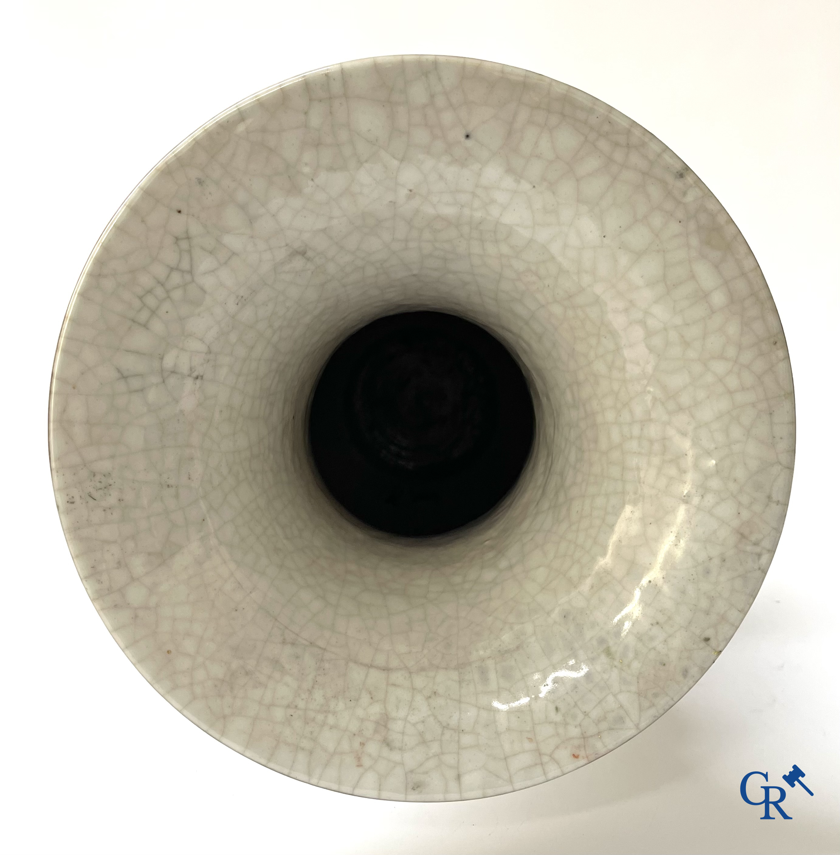 Aziatica, Chinese Nanking vaas met een voorstelling van krijgers. Gemerkt. 19e eeuw.