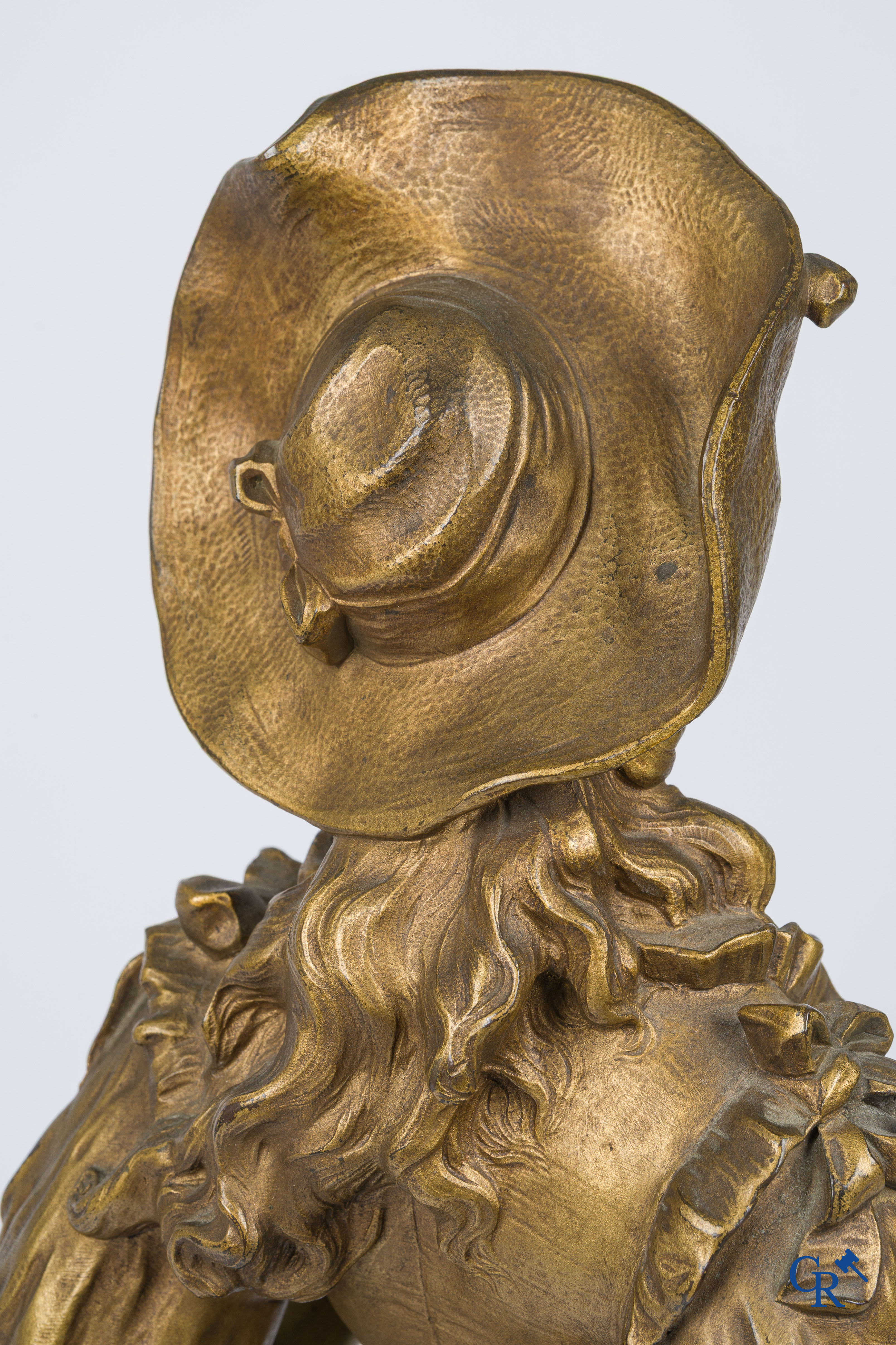 Kossowski. Fijn geciseleerd en verguld bronzen beeld van een jonge dame met bloemen in Belle Epoque stijl. Circa 1890.