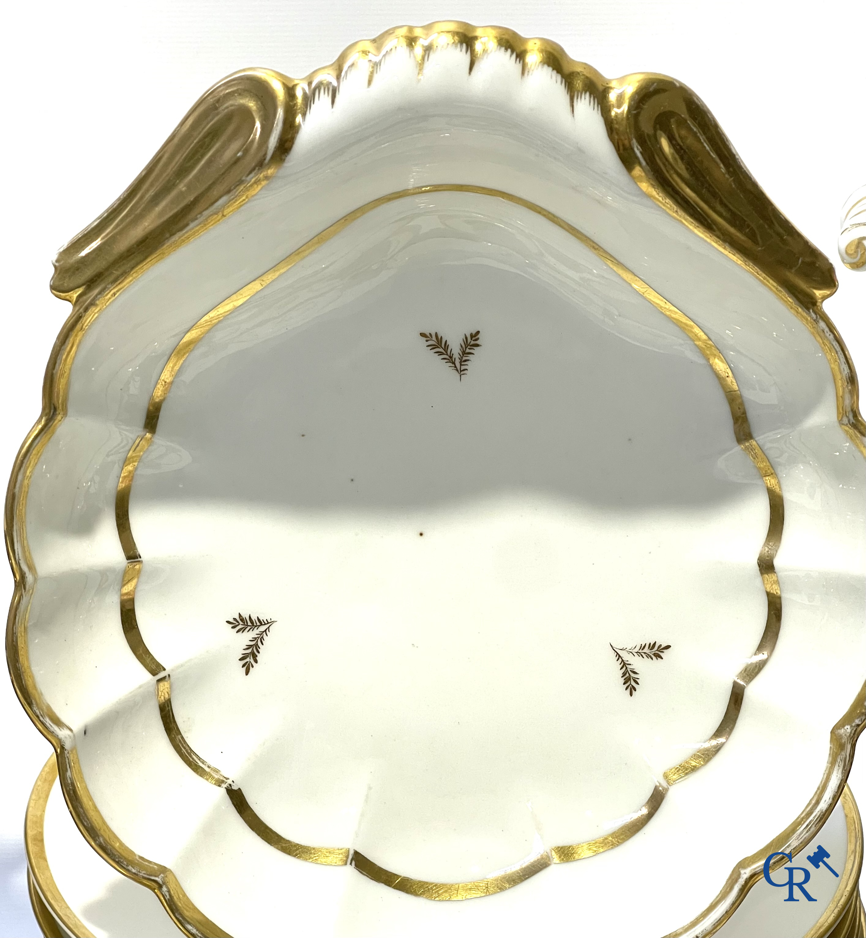 Uitgebreid tafelservies in Brussels porselein. 19de eeuw.