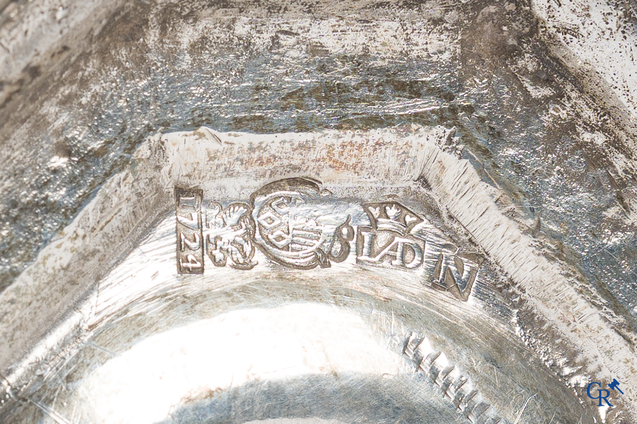 Paar kandelaars in zilver met wapenschilden. Luik, Adelaar met jaartal 1724. Jaarletter N (1 juli 1736-30 juni 1737).