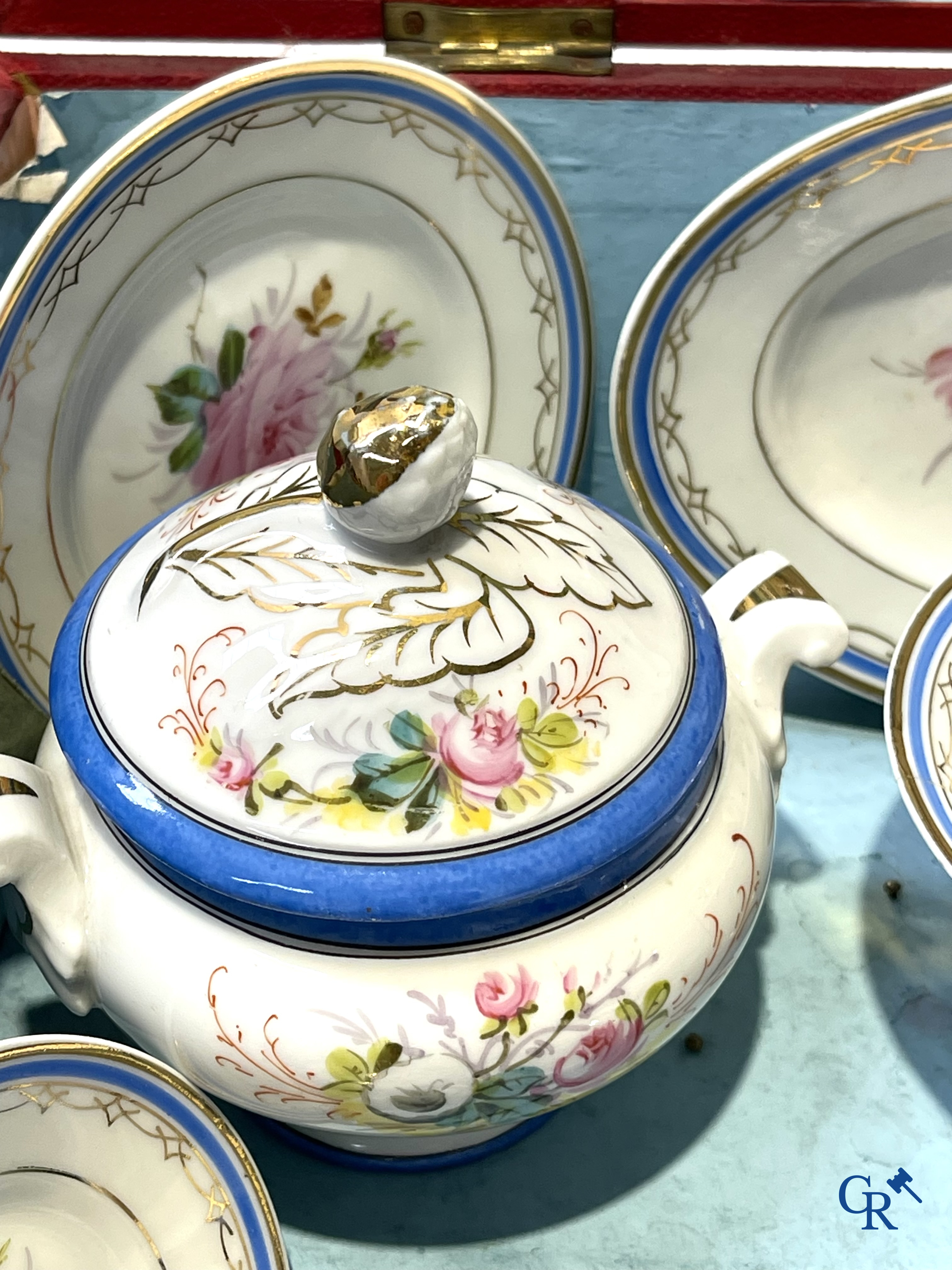 Oud speelgoed, Uitzonderlijk porseleinen poppenservies in originele koffer. Maison Bail, 210, Rue de Rivoli Paris.