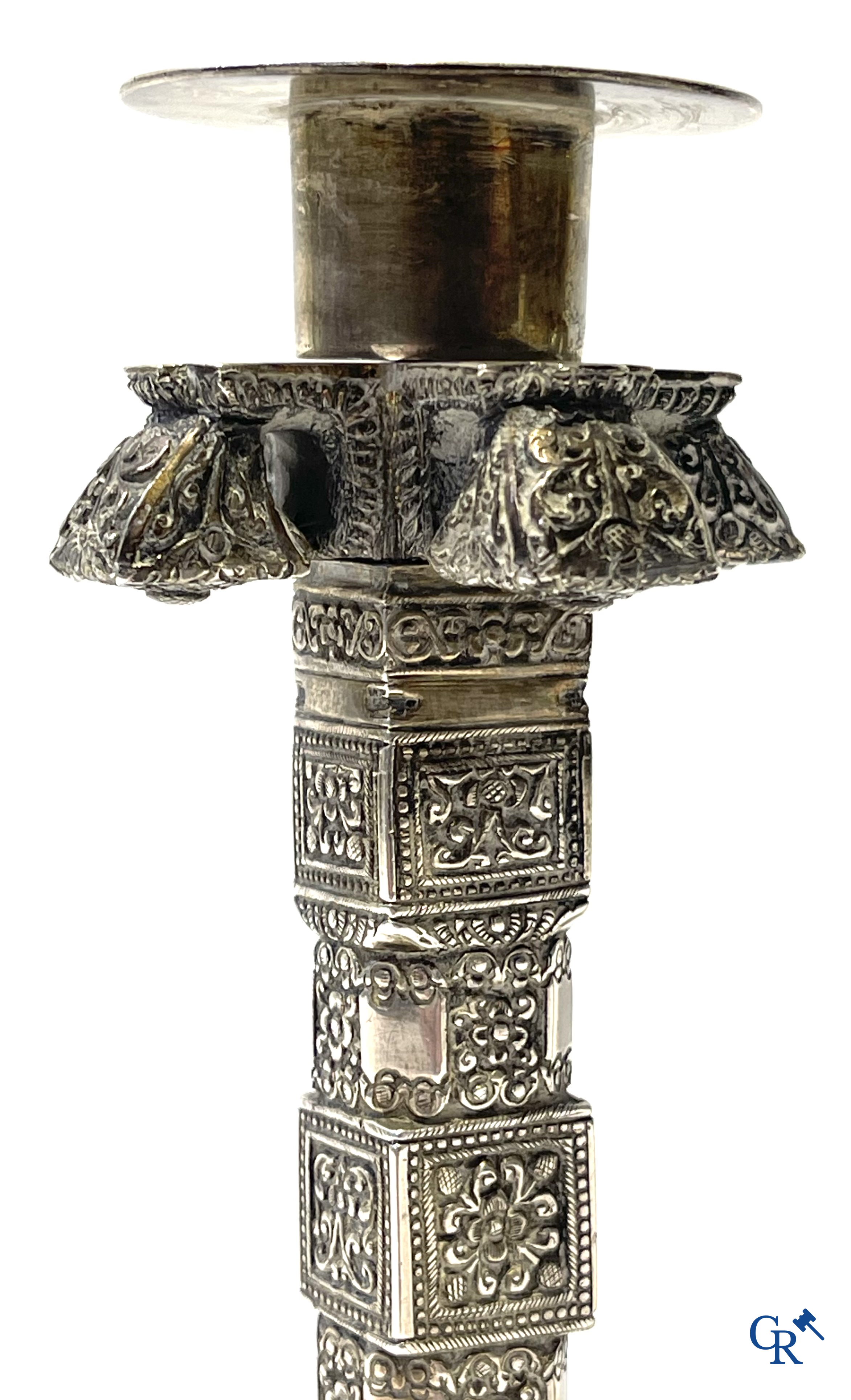 Zilver. Uitzonderlijk paar zilveren kandelaars in de vorm van houten tempelzuilen. Sri Lanka, Kandy, 19e eeuw.