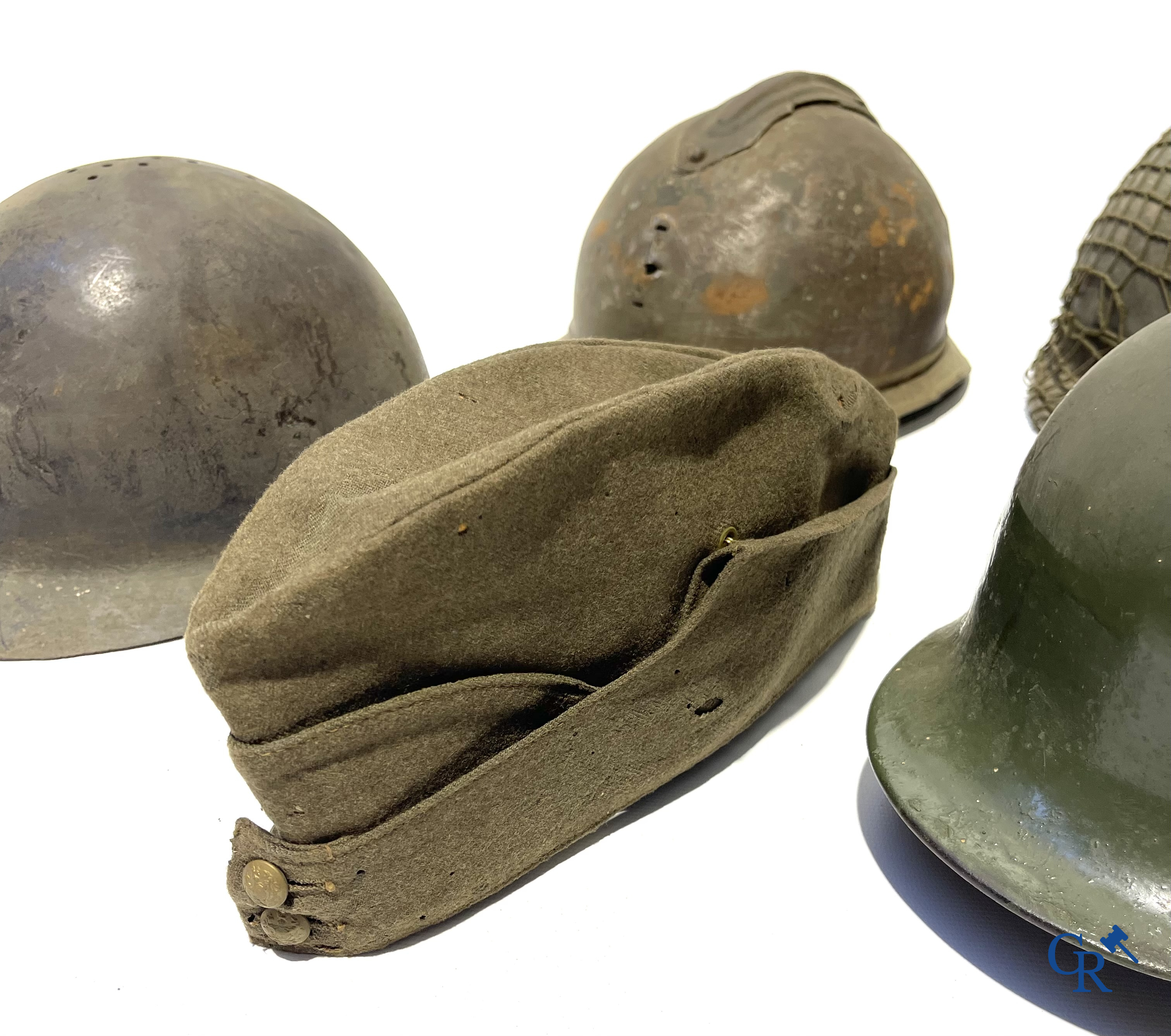 Militaria. Kavel van 5 militaire hoofddeksels, sommige WO II waaronder een officiers pet van The Headline Hat Co, 1941.
